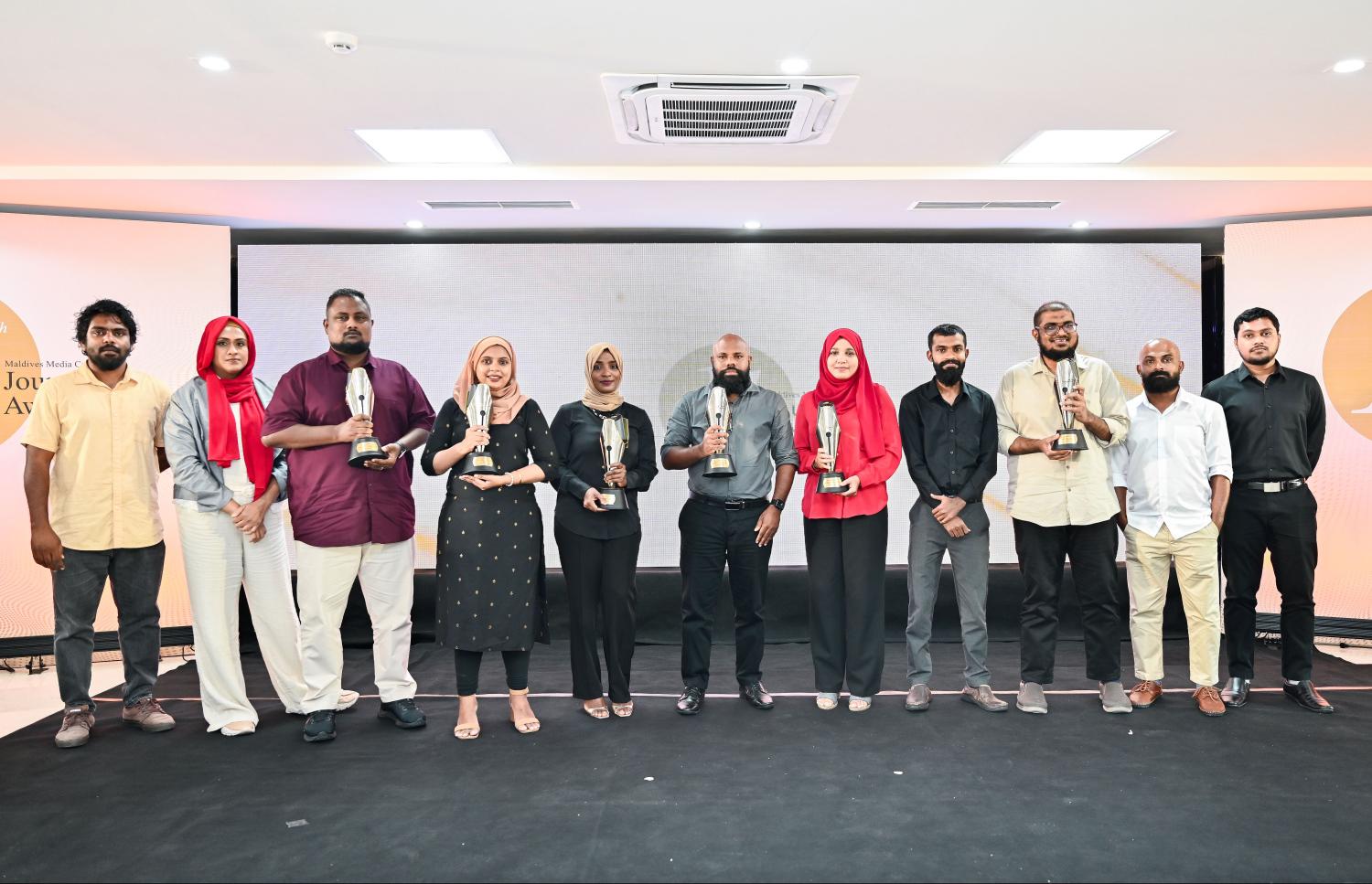 ރާއްޖޭގެ ނޫސްވެރިކަމުގައި މިދިޔަ އަހަރު އެންމެ ގިނަ އެވޯޑް ހޯދި "މިހާރު"ގެ ބައެއް ނޫސްވެރިން ރޭގެ ހަފުލާގައި ފޮޓޯއަކަށް ހުއްޓިގެން.