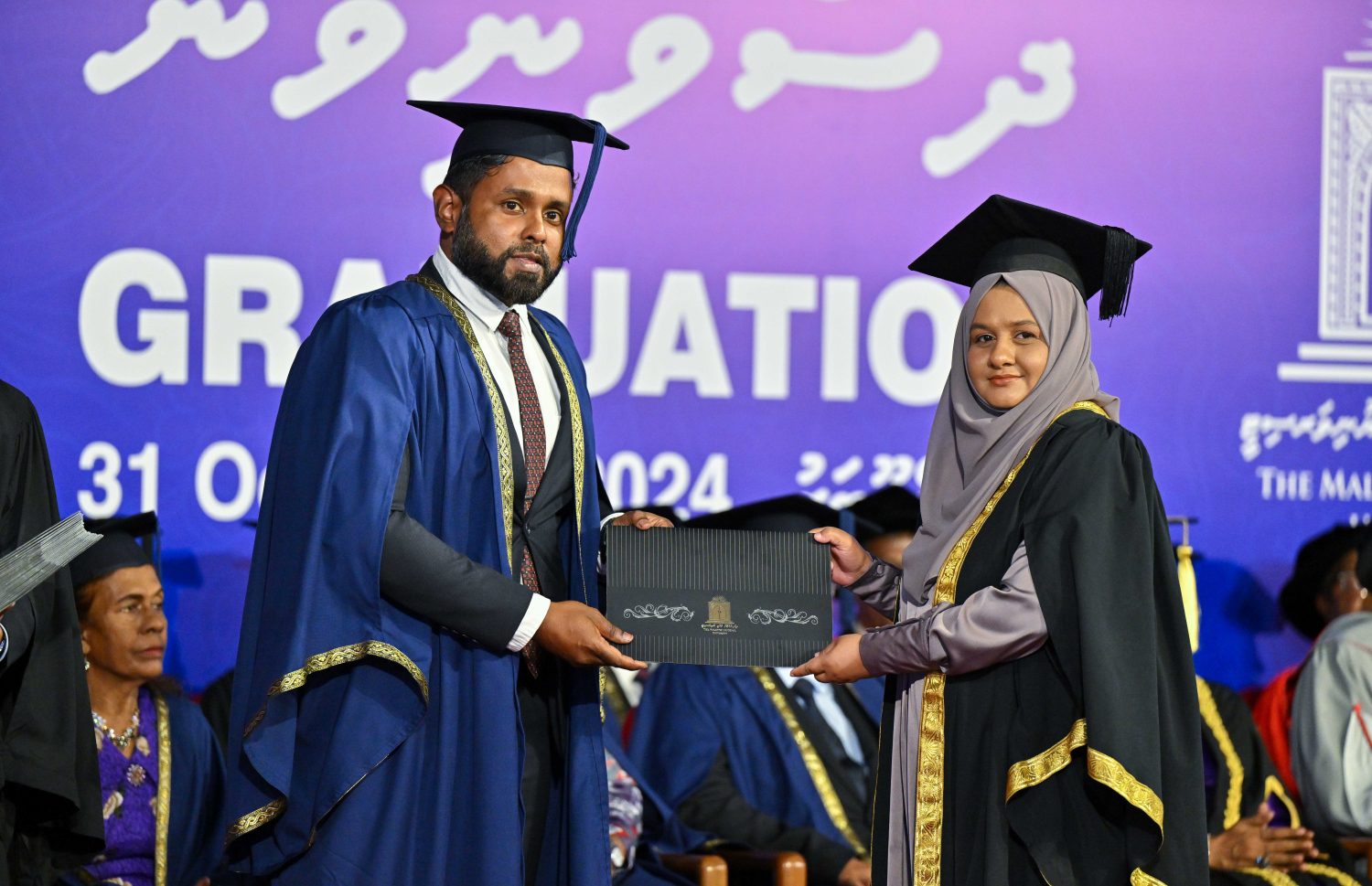 އެމްއެންޔޫއިން ދަސްވެނިވި ދަރިވަރަކަށް ސެޓްފިކެޓް ދެނީ --- ފޮޓޯ: ރައީސް އޮފީސް