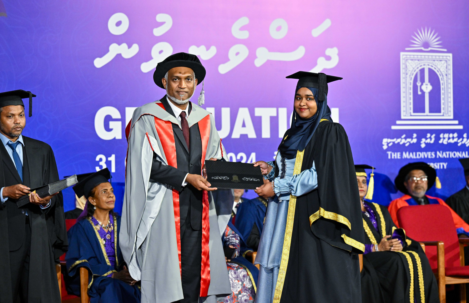 އެމްއެންޔޫއިން ދަސްވެނިވި ދަރިވަރަކަށް ރައީސް ޑރ. މުހައްމަދު މުއިއްޒު ސެޓްފިކެޓް ދެއްވަނީ: މެޑިސިންގެ ފުރަތަމަ ބެޗުގެ 22 ދަރިވަރުން ވަނީ ދަސްވެނިވެފައި --- ފޮޓޯ: ރައީސް އޮފީސް