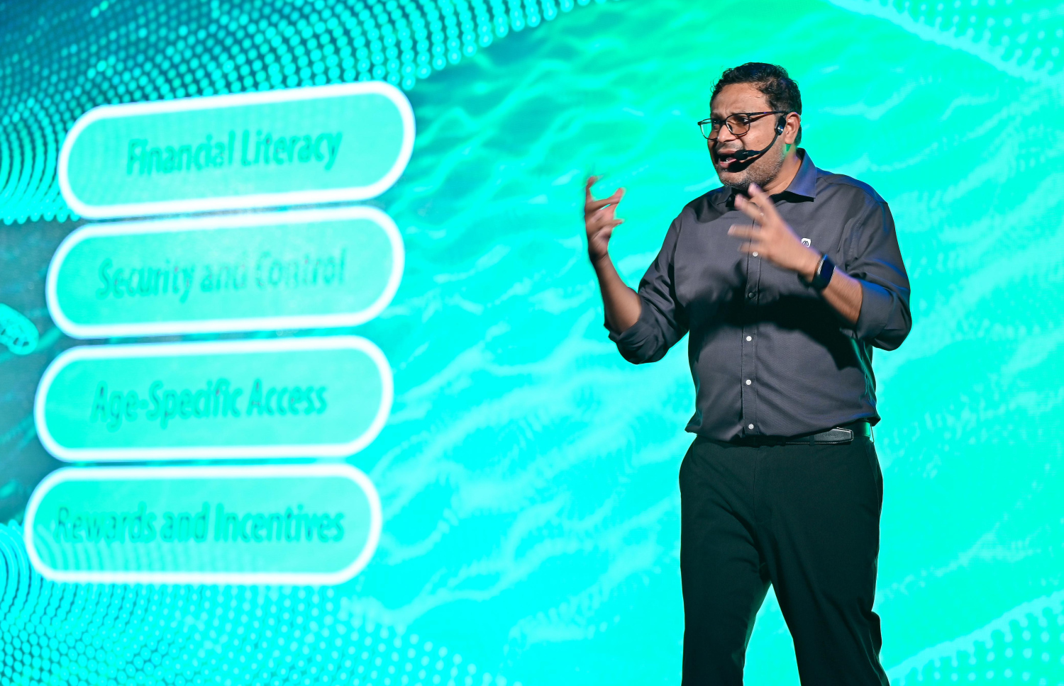 އެމްއަިއބީ އިން ތައާރަފުކުރި "ބިންގާ"ގެ މައުލޫމާތު ރޭ ދެއްވަނީ. -- ފޮޓޯ: ފަޔާޒް މޫސާ | މިހާރު