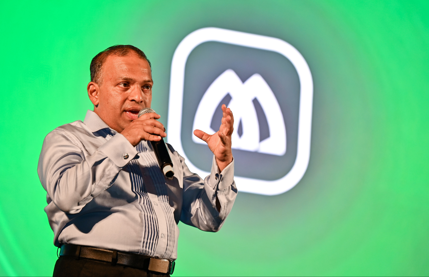 އެމްއައިބީ އިން ތަފާތު އިންގިލާބީ ޕްރޮޑަކްޓުތަކެއް ނެރުމަށް ބޭއްވި ހާއްސަ ހަރަކާތުގައި އެ ބޭންކުގެ ސީއީއޯ މުފައްދާލް އިދްރީސް ހުމްރީ ވާހަކަ ދައްކަވަނީ.--- ފޮޓޯ: ފަޔާޒު މޫސާ | މިހާރު