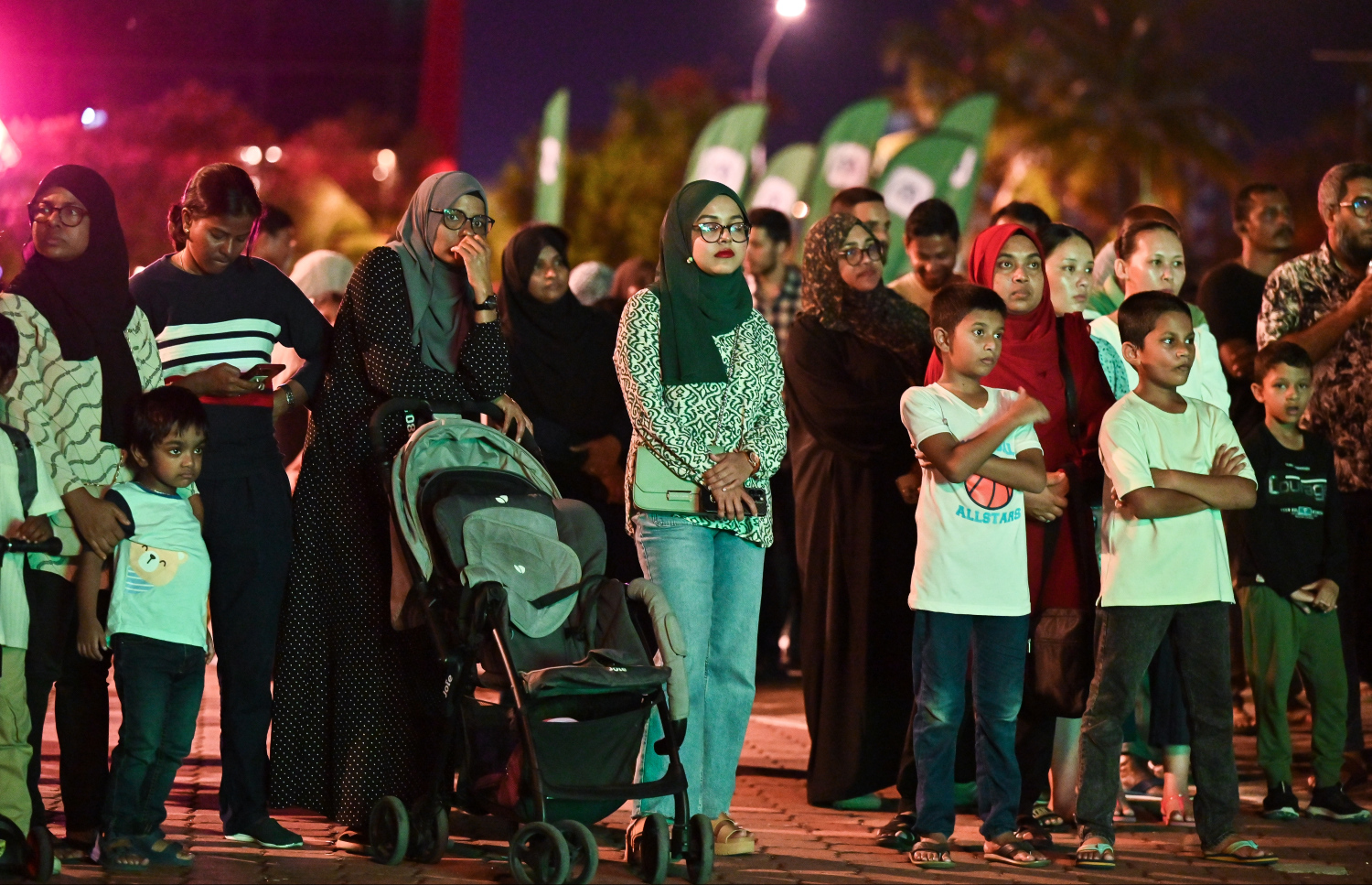 އެމްއައިބީ އިން ރާއްޖޭގައި ބޭންކިން ދާއިރާ އަށް އާ ހިދުމަތްތަކެއް ތައާރަފުކުރުމަށް ސެންޓްރަލް ޕާކްގައި ބޭއްވި ހަރަކާތް ބެލުމަށް ސެންޓްރަލް ޕާކަށް ޖަމާވި ބައެއް މީހުން.--- ފޮޓޯ؛ ފަޔާޒު މޫސާ | މިހާރު