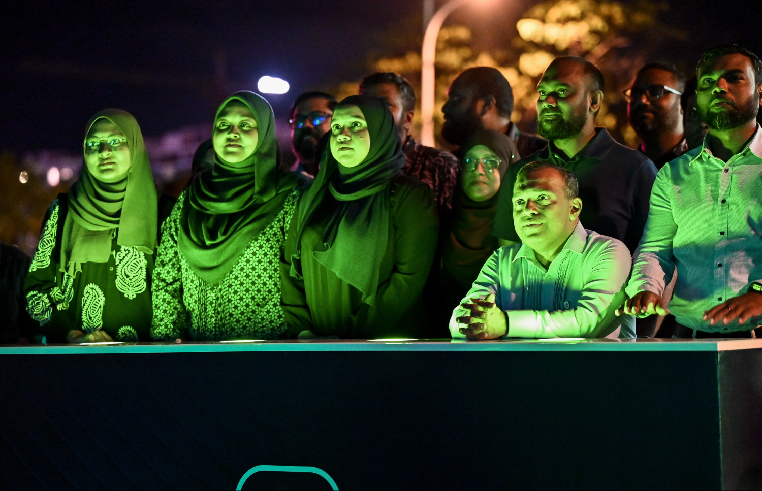 އެމްއައިބީ އިން ތަފާތު އިންގިލާބީ ޕްރޮޑަކްޓުތަކެއް ނެރުމަށް ބޭއްވި ހާއްސަ ހަރަކާތުގައި އެ ބޭންކުގެ ސީއީއޯ މުފައްދާލް އިދްރީސް އާއި ބައެއް އިސްވެރިން ބައިވެރިވެވަޑައިގަންނަވަނީ.--- ފޮޓޯ: ފަޔާޒު މޫސާ | މިހާރު