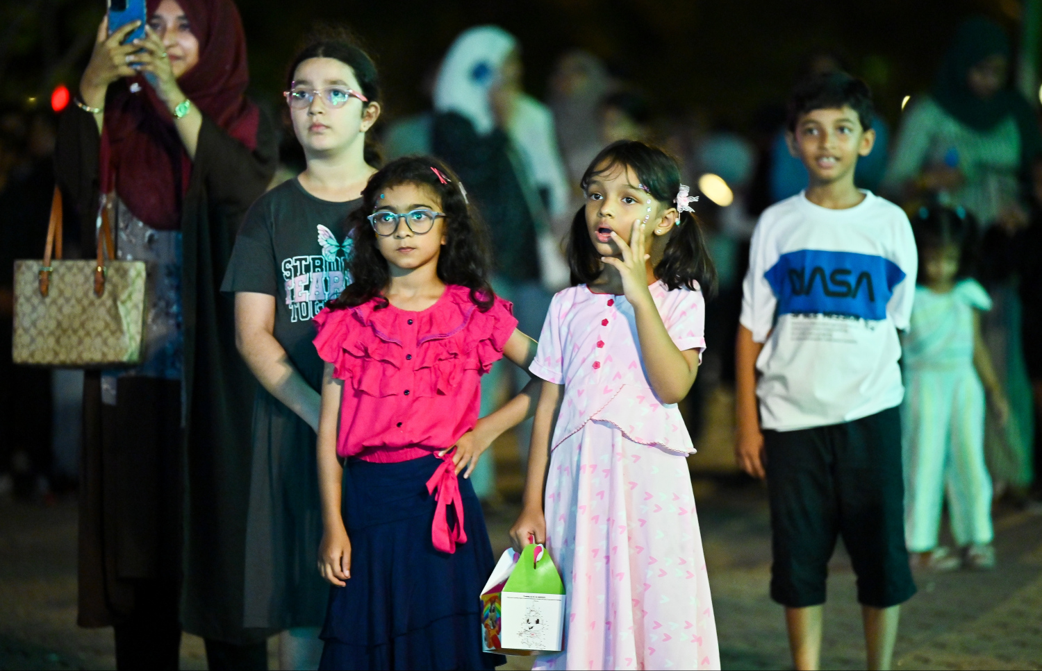 އެމްއައިބީ އިން ސެންޓްރަލް ޕާކުގައި ބޭއްވި ހާއްސަ އިވެންޓުގައި ކުޑަކުދިންތަކެއް ބައިވެރިވަނީ: އިންގިލާބީ ޕްރޮޑަކްޓުތަކެއް ތައާރަފްކުރި މި އިވެންޓް ނިންމައިލީ ހަވާ އެރުވުމުގެ ހަރަކާތަކުން.--- ފޮޓޯ: ފަޔާޒު މޫސާ | މިހާރު