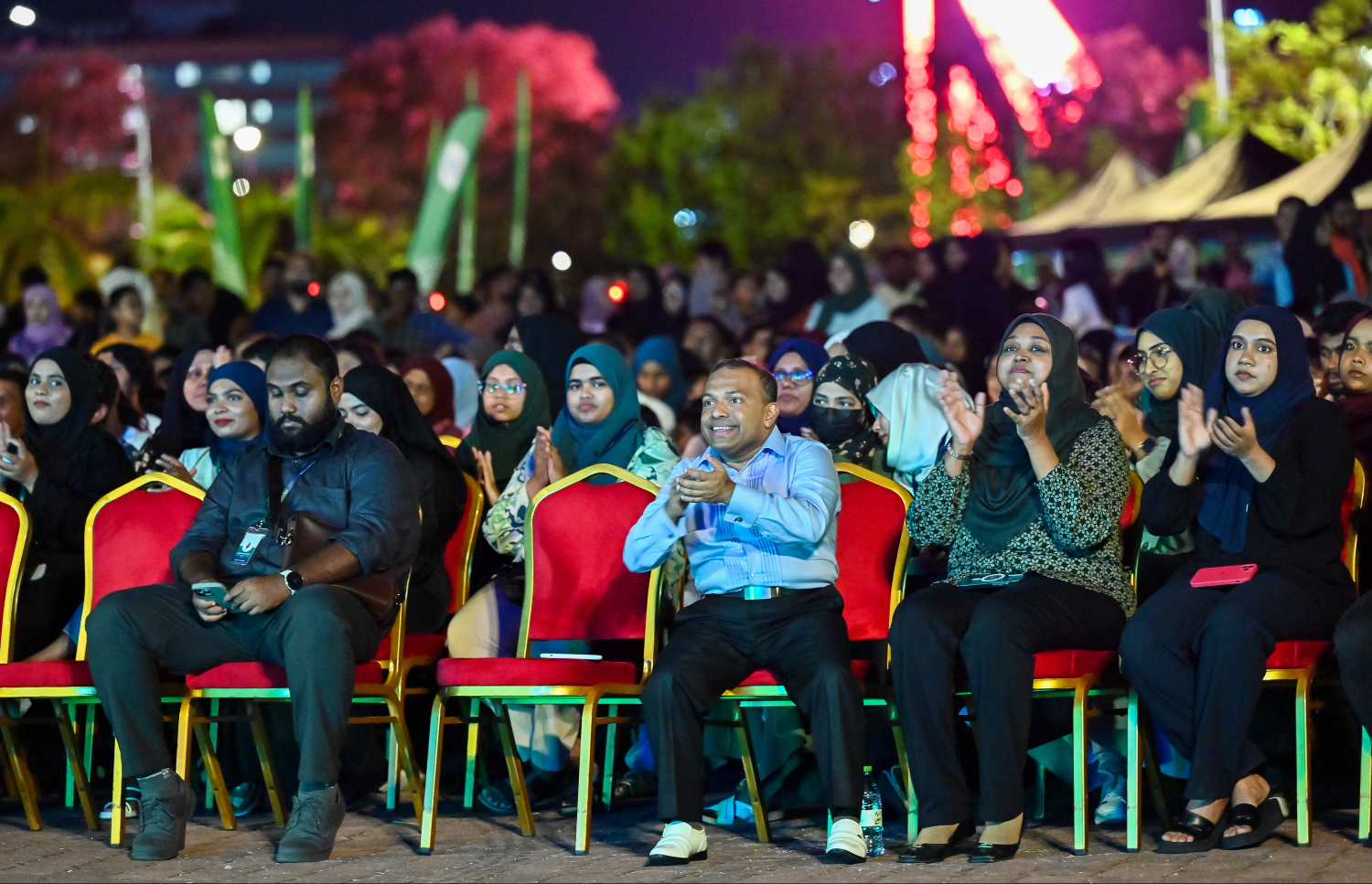 އެމްއައިބީ އިން ތަފާތު އިންގިލާބީ ޕްރޮޑަކްޓުތަކެއް ނެރުމަށް ބޭއްވި ހާއްސަ ހަރަކާތުގައި އެ ބޭންކުގެ ސީއީއޯ މުފައްދާލް އިދްރީސް އާއި ބައެއް މުވައްޒަފުން ބައިވެރިވަނީ.--- ފޮޓޯ: ފަޔާޒު މޫސާ | މިހާރު