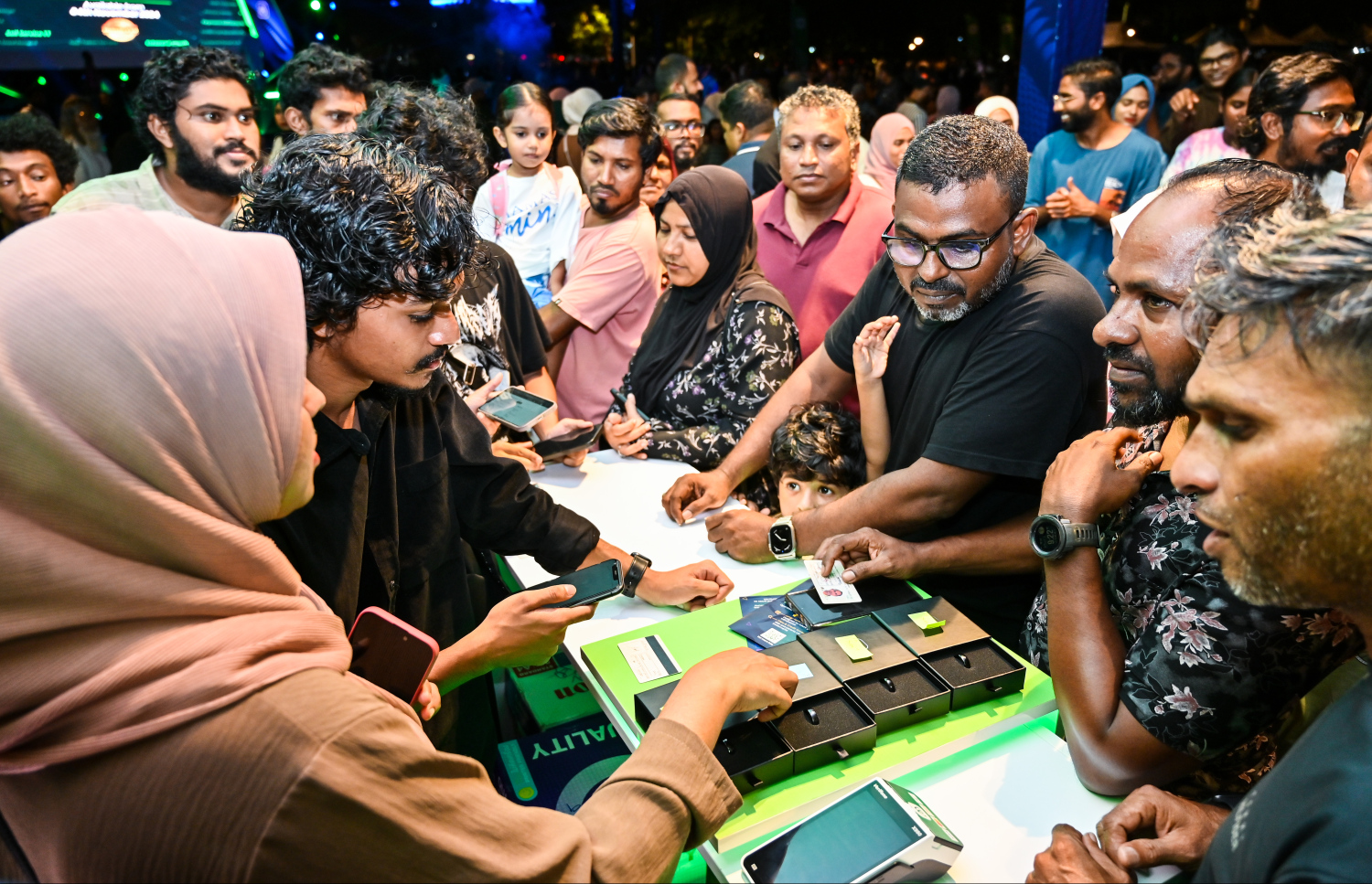 "ފައިސާ ވެއާ"ގެ ނަމުގައި އެމްއައިބީގެ ކަސްޓަމަރުންނަށް ހާއްސަކުރި އަނގޮޓި އާންމުން ބަލަނީ: ކޭޝް ކާޑުގެ ބަދަލުގައި މި އަނގޮޓިން އެމްއައިބީގެ ކަސްޓަމަރުންނަށް އެ ބޭންކުގެ ކާޑު ބޭނުން ކުރެވޭ ހުރިހާ ތަނަކަށް ފައިސާ ދެއްކޭނެ.--- ފޮޓޯ: ފަޔާޒު މޫސާ | މިހާރު