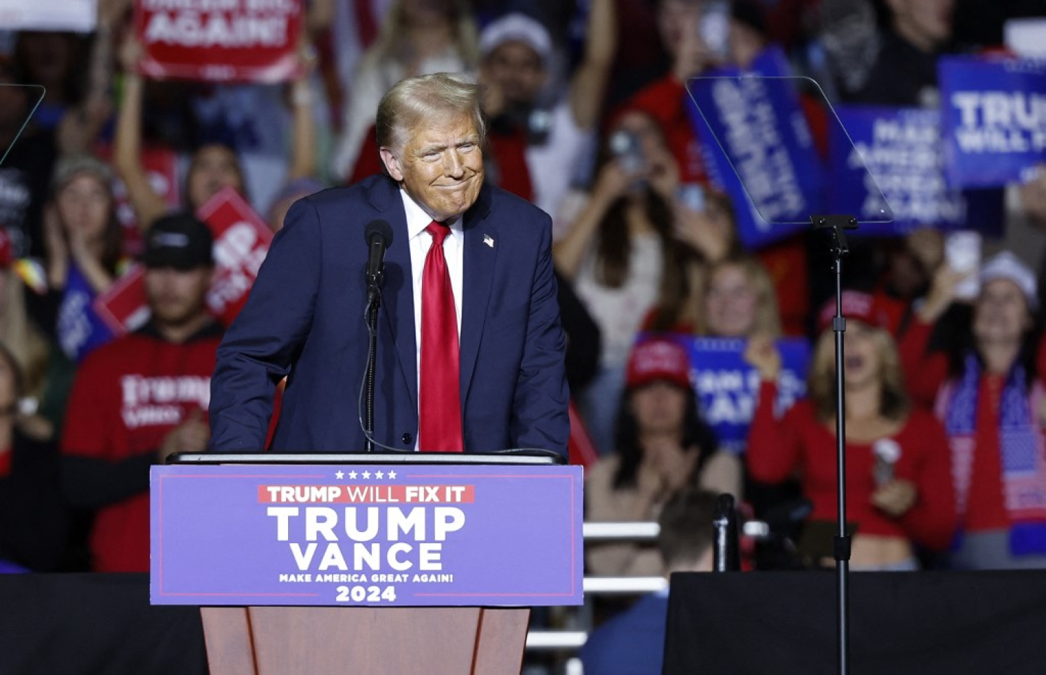 ރިޕަބްލިކަން ޕާޓީގެ ރިޔާސީ ކެންޑިޑޭޓް ކުރީގެ ރައީސް ޑޮނަލްޑް ޓްރަމްޕް ކެމްޕެއިން ރެލީއެއްގައި ވާހަކަ ދައްކަވަނީ. -- ފޮޓޯ: އޭއެފްޕީ