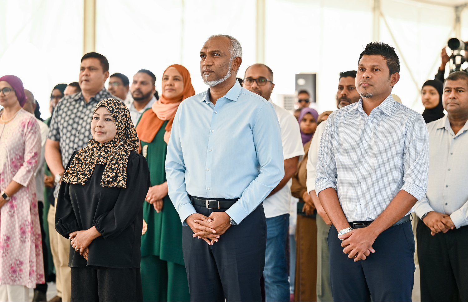 ރައީސް ޑރ މުހައްމަދު މުއިއްޒާއި ނައިބު ރައީސް ހުސެއިން މުހައްމަދު ލަތީފް "އޮޅު ހިޔާ" ހުޅުވުމަށް ބޭއްވި ރަސްމިއްޔާތުގައި ބައިވެރިވެ ވަޑައިގަންނަވަނީ. އަރިހުގައި އެނިމަލް ވެލްފެއާ މިނިސްޓަރު ޑރ. އައިޝަތު ރަމީލާ -- ފޮޓޯ: ފަޔާޒު މޫސާ | މިހާރު