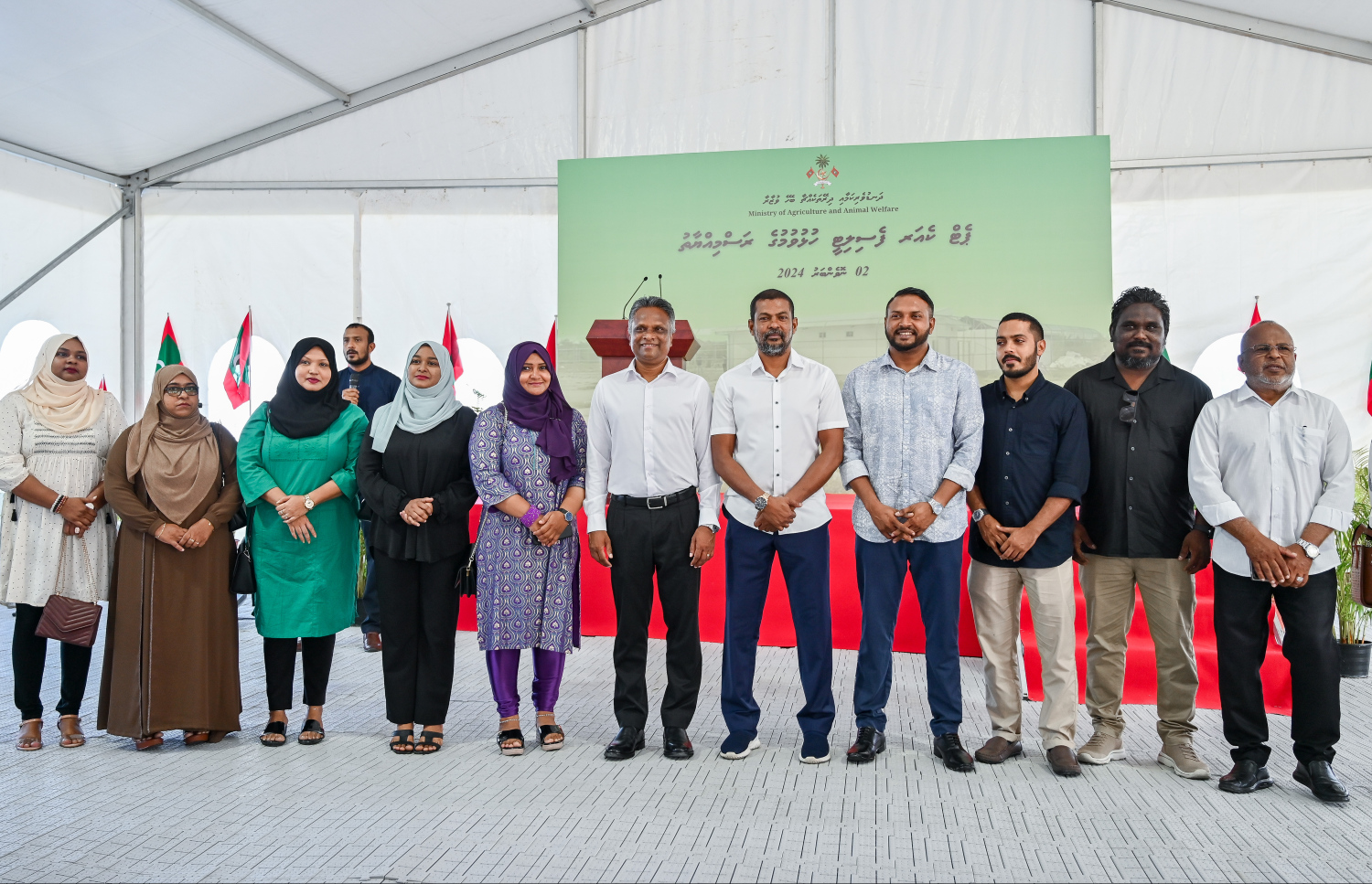 ހުޅުމާލެ 2 ގައި ހެދި ބުޅާ ފެސިލިޓީ ހުޅުވުމުގެ ރަސްމިއްޔާތުގައި މާލެ ސިޓީ ކައުންސިލްގެ ކުރީގެ މެމްބަރުންނާ އަދި މިހާރުގެ މޭޔަރު އާދަމް އާޒިމް ފޮޓޯއެއް ނަންގަވަނީ -- ފޮޓޯ: ފަޔާޒު މޫސާ | މިހާރު