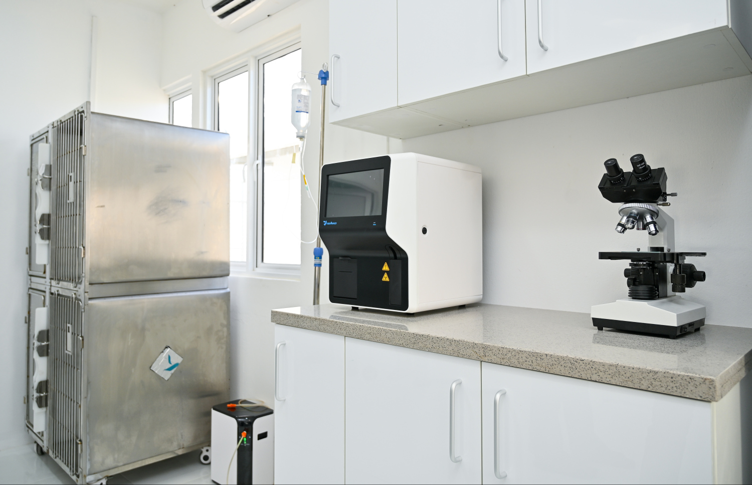 "އޮޅު ހިޔާ" ބުޅާ ފެސިލިޓީގައި ގާއިމްކޮށްފައިވާ ލެބޯޓްރީ: މިތަނުގައި ބުޅާތައް ކަރަންޓީނު ކުރެވޭ ސަރަހައްދަކާއި ބުޅަލަށް ދޭންޖެހޭ ބޭސްތައް ހުންނަ ފާމަސީއެއް ވެސް ހުންނާނެ -- ފޮޓޯ: ފަޔާޒު މޫސާ | މިހާރު