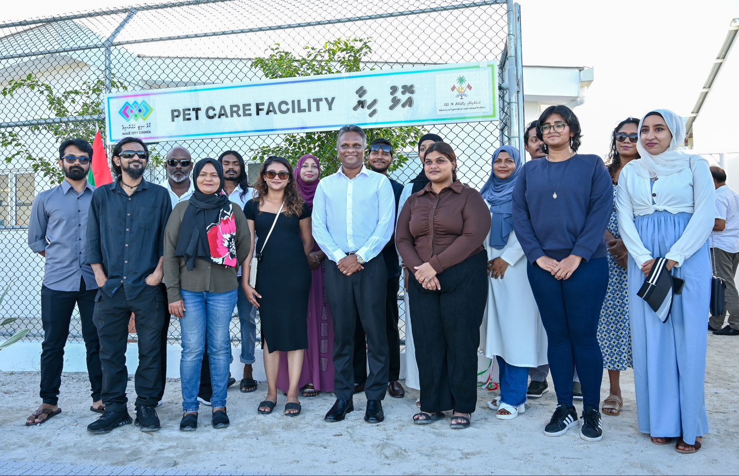 ބުޅާ ފެސިލިޓީ ހުޅުވުމަށް ބޭއްވި ރަސްމިއްޔާތުގައި ފެލައިން ވެލްފެއާ އޯގަނައިޒޭޝަންގެ ބޭފުޅުންނާއެކު މޭޔަރު އާދަމް އާޒިމް ފޮޓޯއެއް ނަންގަވަނީ -- ފޮޓޯ: ފަޔާޒު މޫސާ | މިހާރު