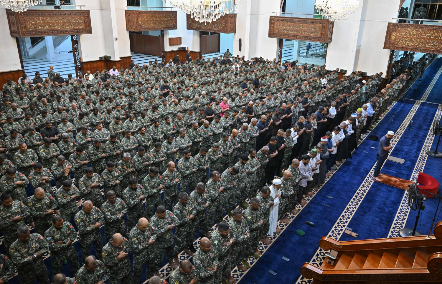 މިއަހަރުގެ ނަޞްރުގެ ދުވަސް ފެށުމުގެ ގޮތުން ސަފައިންނާއި ސަރުކާރުގެ ބައެއް އިސްވެރިން ފަތިސް ނަމާދުކުރަނީ.-- ފޮޓޯ: ރައީސް އޮފީސް