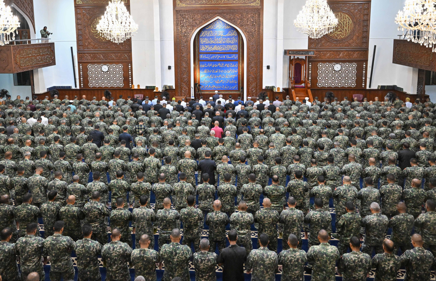 މިއަހަރުގެ ނަޞްރުގެ ދުވަސް ފެށުމުގެ ގޮތުން ސަފައިންނާއި ސަރުކާރުގެ ބައެއް އިސްވެރިން ފަތިސް ނަމާދުކުރަނީ.-- ފޮޓޯ: ރައީސް އޮފީސް