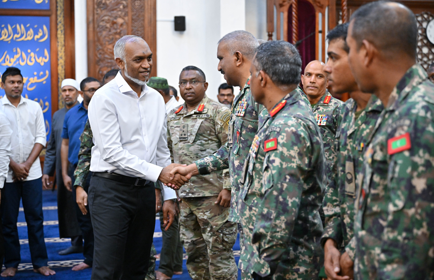 މިއަދު ކުރި ފަތިސް ނަމާދަށް ފަހު ރައީސް މުއިއްޒު ސިފައިނާއި ސަލާމް ކުރައްވަނީ .-- ފޮޓޯ: ރައީސް އޮފީސް