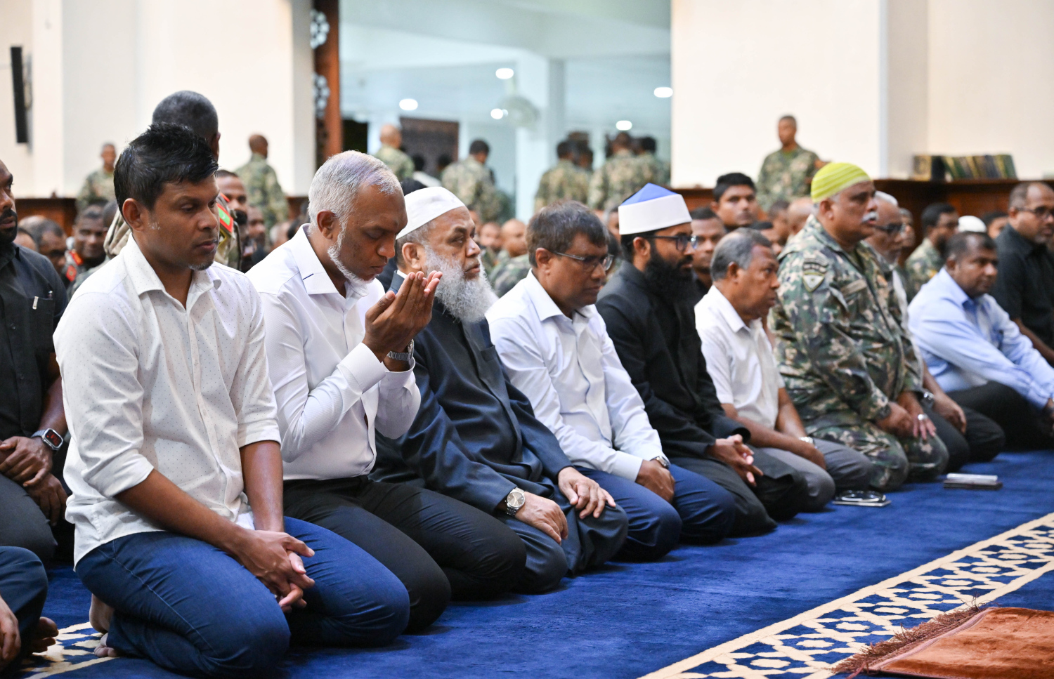 މިއަދު ކުރި ފަތިސް ނަމާދުގައި ރައީސް މުއިއްޒު އާއި ނައިބު ރައީސް ބައިވެރިވެވަޑައިގަންނަވަނީ .-- ފޮޓޯ: ރައީސް އޮފީސް