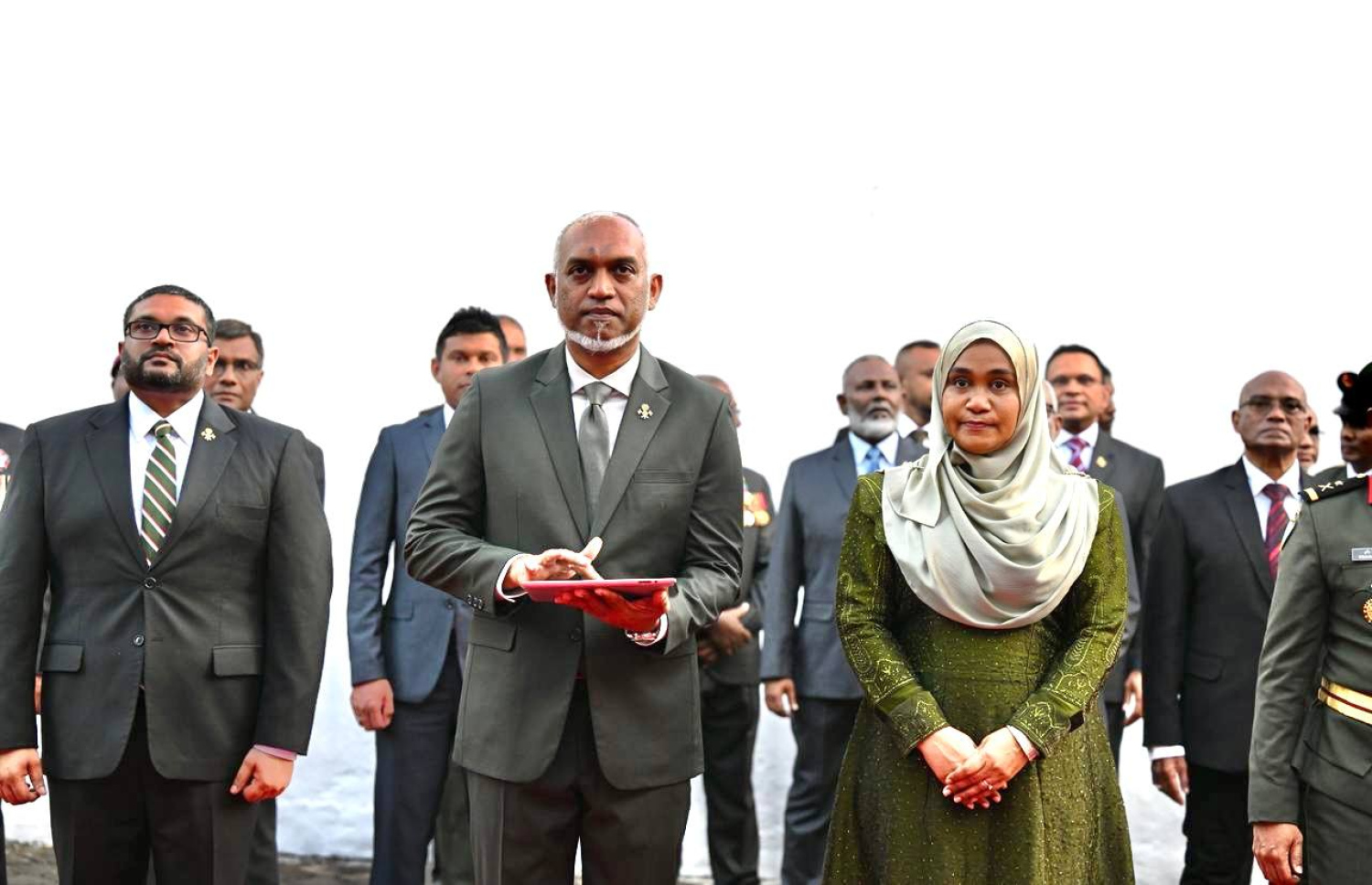 މިއަދު ފާހަގަކުރަމުން އަންނަ ނަސްރުގެ ދުވަހުގެ މުނާސަބަތުގެ ހާއްސަ މައުރަޒު ރައީސް މިއަދު ހުޅުއްވައިދެއްވަނީ.-- ފޮޓޯ: ރައީސް އޮފީސް