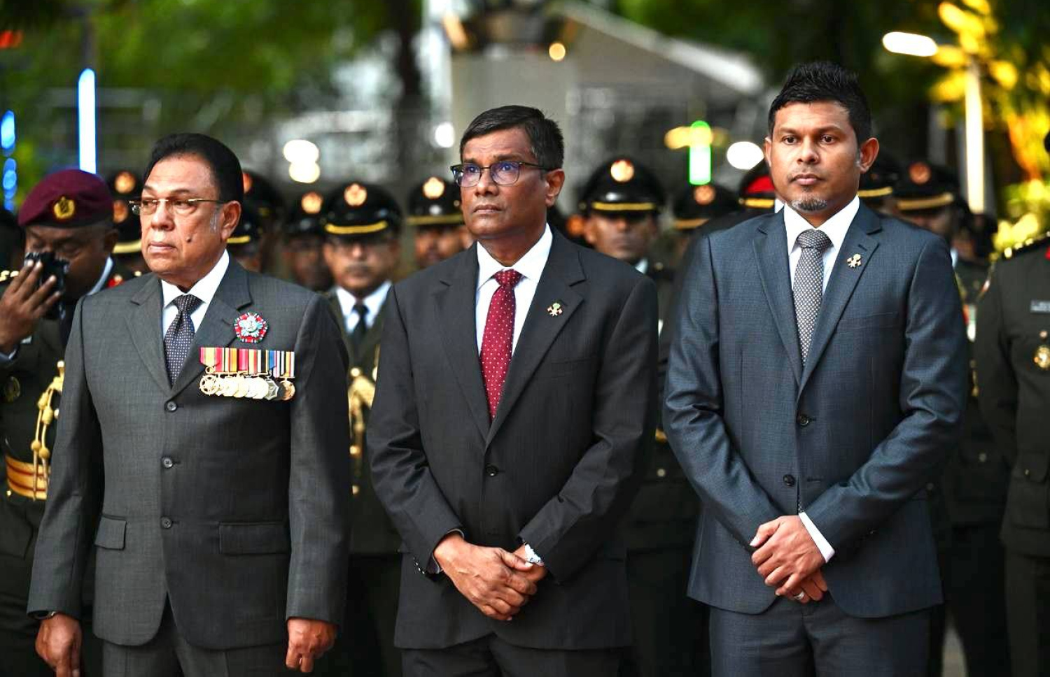 މިއަދު ކުރި ފަތިސް ނަމާދުގައި ނައިބު ރައީސް އަދި ސުޕްރީމް ކޯޓު ފަނޑިޔާރު މުއުތަސިމް އަދްނާން ބައިވެރިވެވަޑައިގަންނަވަނީ .-- ފޮޓޯ: ރައީސް އޮފީސް