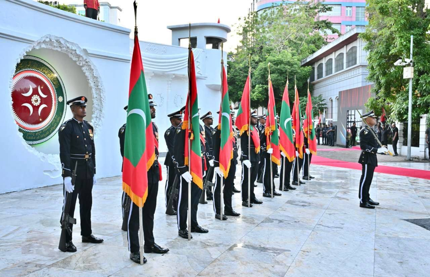 މިއަދު ފާހަގަކުރަމުން އަންނަ ނަސްރުގެ ދުވަހުގެ މުނާސަބަތުގައި 3 ނޮވެންބަރުގެ ހަނދާނީ ބިނާގައި ދިދަ ޖެހުމާއި ގާޑް މައުންޓް ކުރުމުގެ ރަސްމިއްޔާތު.-- ފޮޓޯ: ރައީސް އޮފީސް