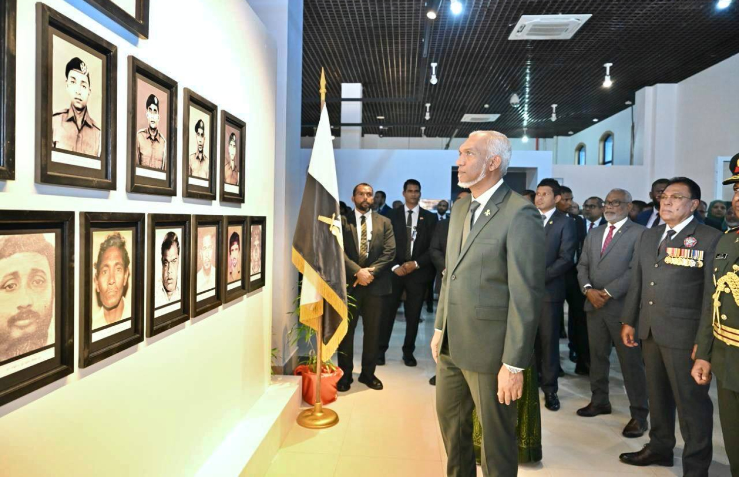 ނަސްރުގެ ދުވަހުގެ މައުރަޒު ރައީސް މުއިއްޒު މިއަދު ހެނދުނު ބައްލަވައިލައްވަނީ، މި މައުރަޒުން ފެނިގެންދާނީ 1988 ވަނަ އަހަރުގެ ނޮވެންބަރު މަހުގެ 3 ވަނަ ދުވަހު ރާއްޖެއަށް ކުރިމަތިވި އުދުވާނީ ހަމަލާގައި ލިބުނު ގެއްލުންތަކާއި އެދުވަހު ނަޞްރު ހޯދުމަށް ސިފައިން ދެއްކި ހިތްވަރު .---ފޮޓޯ: ރައީސް އޮފީސް