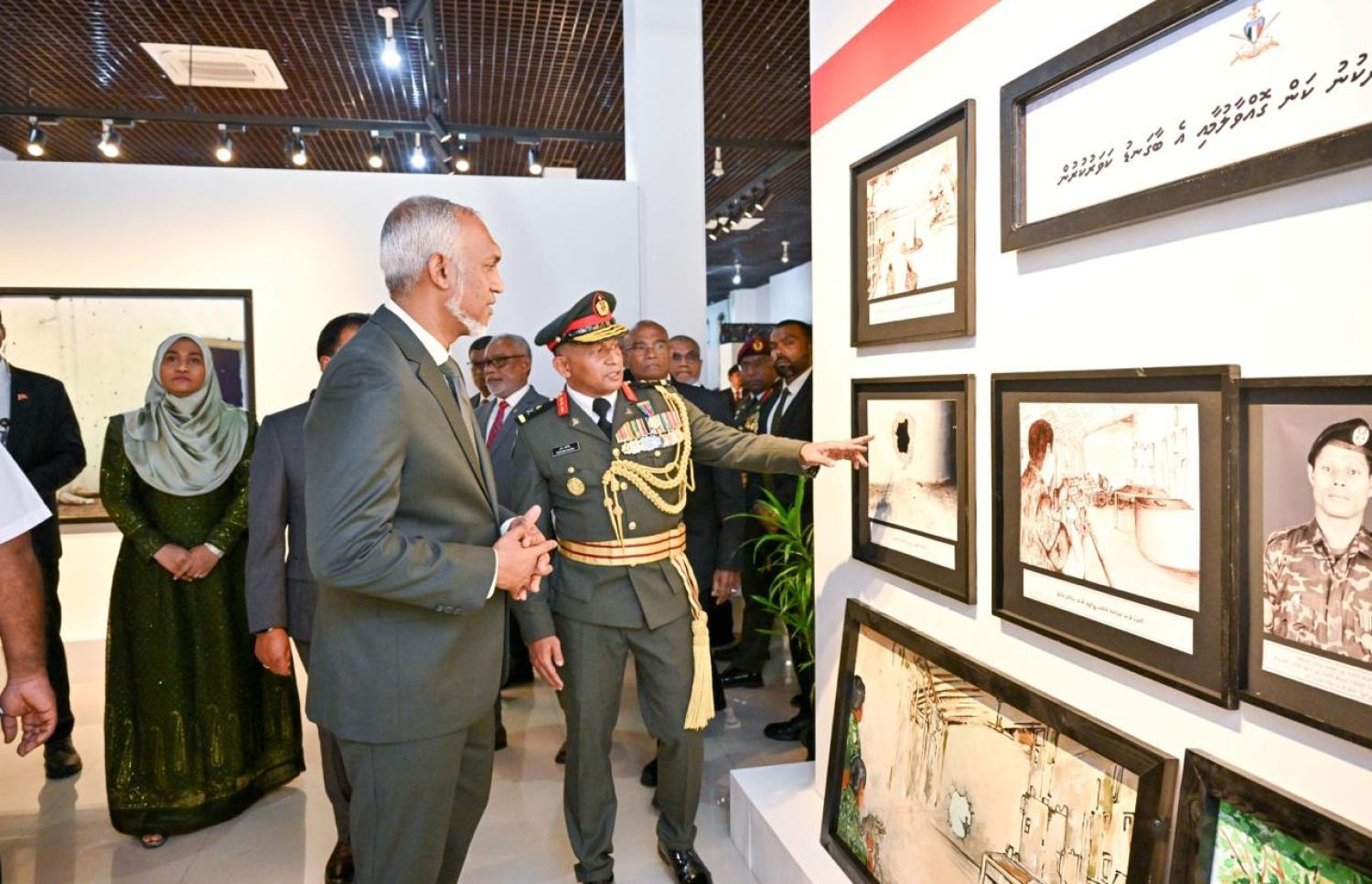 ނަސްރުގެ ދުވަހުގެ މައުރަޒު ރައީސް މުއިއްޒު މިއަދު ހެނދުނު ބައްލަވައިލައްވަނީ، މި މައުރަޒުން ފެނިގެންދާނީ 1988 ވަނަ އަހަރުގެ ނޮވެންބަރު މަހުގެ 3 ވަނަ ދުވަހު ރާއްޖެއަށް ކުރިމަތިވި އުދުވާނީ ހަމަލާގައި ލިބުނު ގެއްލުންތަކާއި އެދުވަހު ނަޞްރު ހޯދުމަށް ސިފައިން ދެއްކި ހިތްވަރު .---ފޮޓޯ: ރައީސް އޮފީސް