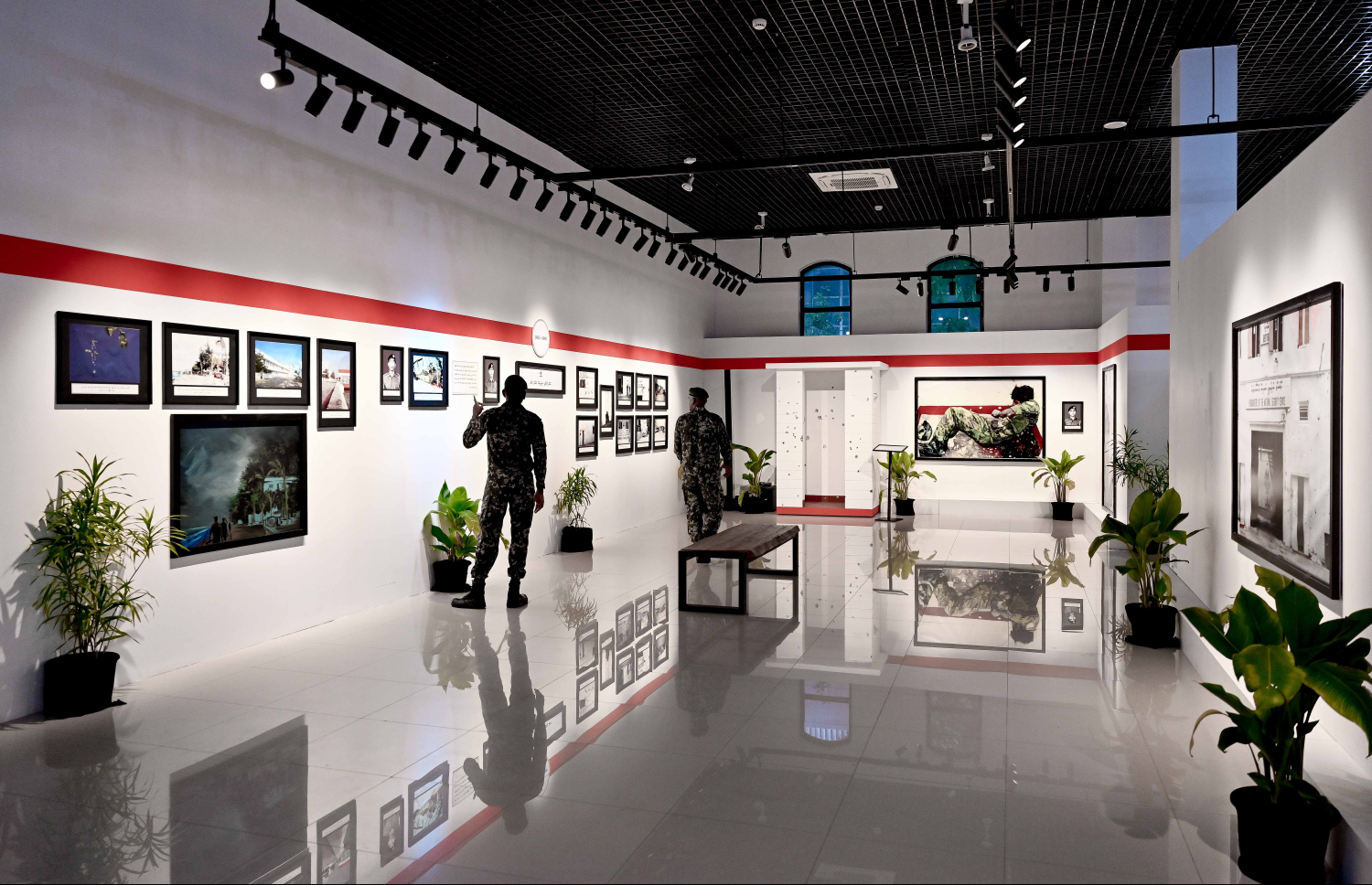 މިއަދު އާޓް ގެލެރީގައި ހުޅުވި ނަސްރު ދުވަހުގެ ހާއްސަ މައުރަޒު: މި މައުރަޒުން ފެނިގެންދާނީ 1988 ވަނަ އަހަރުގެ ނޮވެންބަރު މަހުގެ 3 ވަނަ ދުވަހު ރާއްޖެއަށް ކުރިމަތިވި އުދުވާނީ ހަމަލާގައި ލިބުނު ގެއްލުންތަކާއި އެދުވަހު ނަސްރު ހޯދުމަށް ދިވެހި ސިފައިން ދެއްކި ހިތްވަރު.-- ފޮޓޯ: ނިޝާން އަލީ | މިހާރު