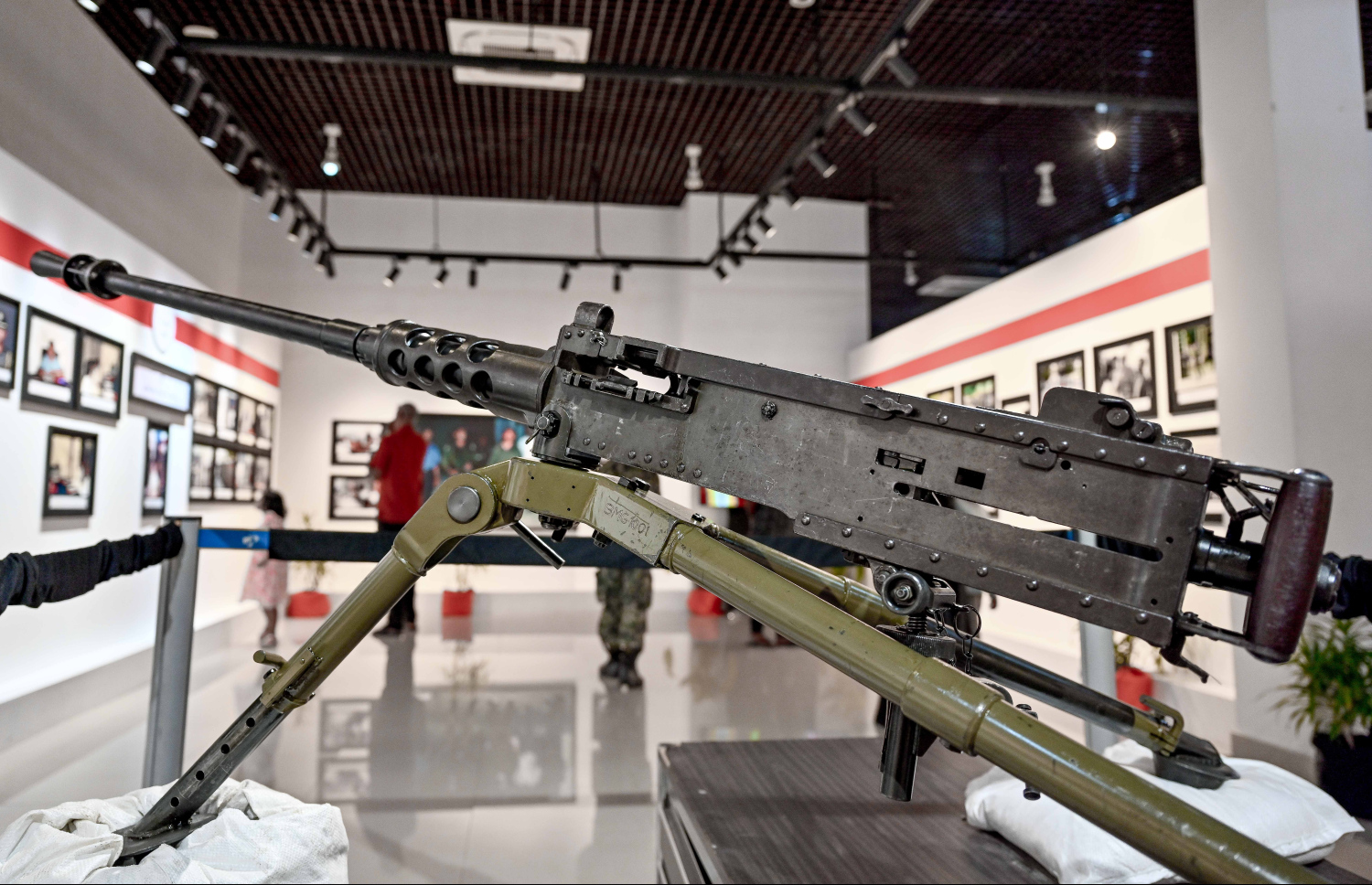 ސިފައިން މިއަދު ހުޅުވި ހާއްސަ މައުރަޒުގައި ނަސްރުގެ ދުވަހު ބޭނުންކުރި ބައެއް ހަތިޔާރުތައް ދައްކާލަން ބަހައްޓާފައި .--- ފޮޓޯ: ނިޝާން އަލީ | މިހާރު