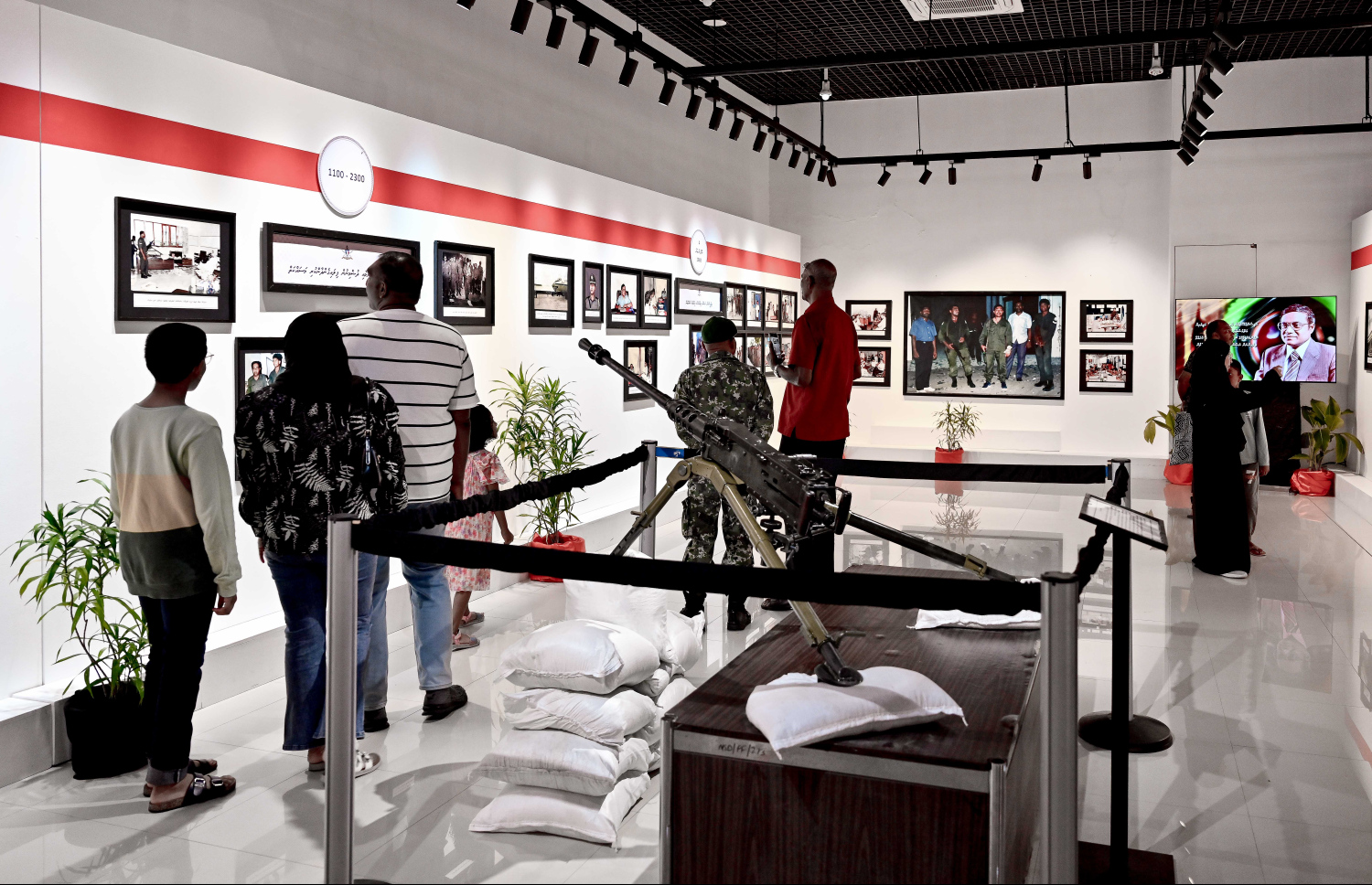 މިއަދު ފާހަގަކުރާ ނަސްރުގެ ދުވަހުގެ މުނާސަބަތުގައި ސިފައިން މިއަދު ހުޅުވި ހާއްސަ މައުރަޒުގައި ބަހަައްޓާފައި ހުރި ބައެއް ތަކެތި ބަޔަކު ބަލަނީ: .-- ފޮޓޯ: ނިޝާން އަލީ | މިހާރު