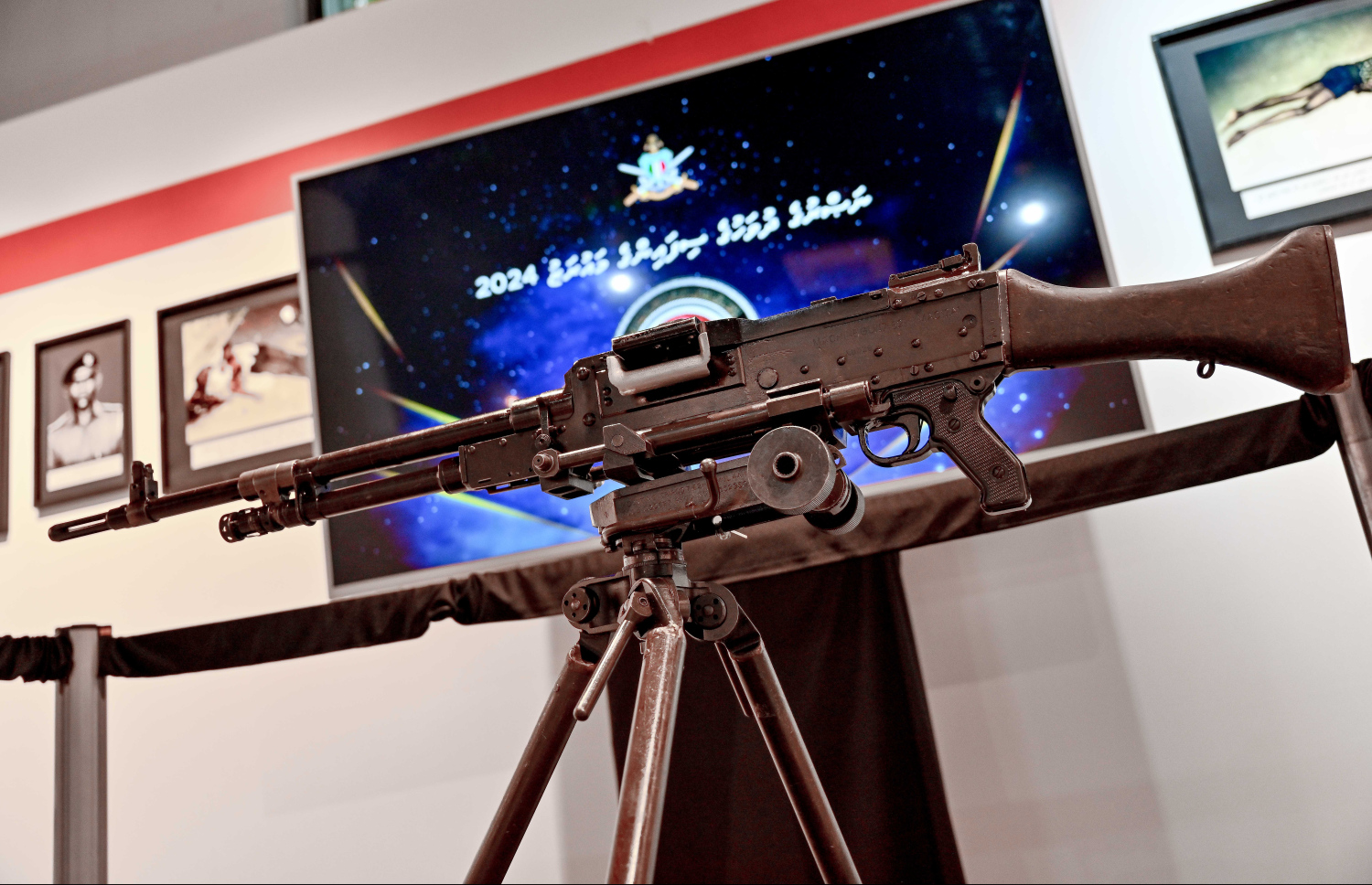 ސިފައިން މިއަދު ހުޅުވި ހާއްސަ މައުރަޒުގައި ނަސްރުގެ ދުވަހު ސިފައިން ބޭނުންކުރި ބަޑިއެއް ދައްކާލަން ބަހައްޓާފައި -- ފޮޓޯ: ނިޝާން އަލީ | މިހާރު