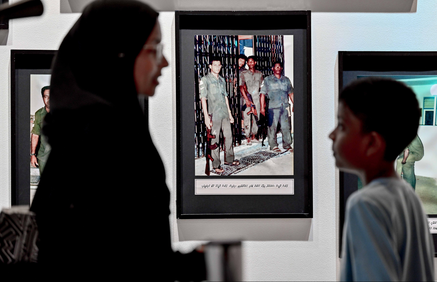 މިއަދު ފާހަގަކުރާ ނަސްރުގެ ދުވަހުގެ މުނާސަބަތުގައި ސިފައިން މިއަދު ހުޅުވި ހާއްސަ މައުރަޒުގައި ބަހަައްޓާފައި ހުރި ބައެއް ތަކެތި ކުޑަކުއްޖަކު ބަލަނީ: .-- ފޮޓޯ: ނިޝާން އަލީ | މިހާރު