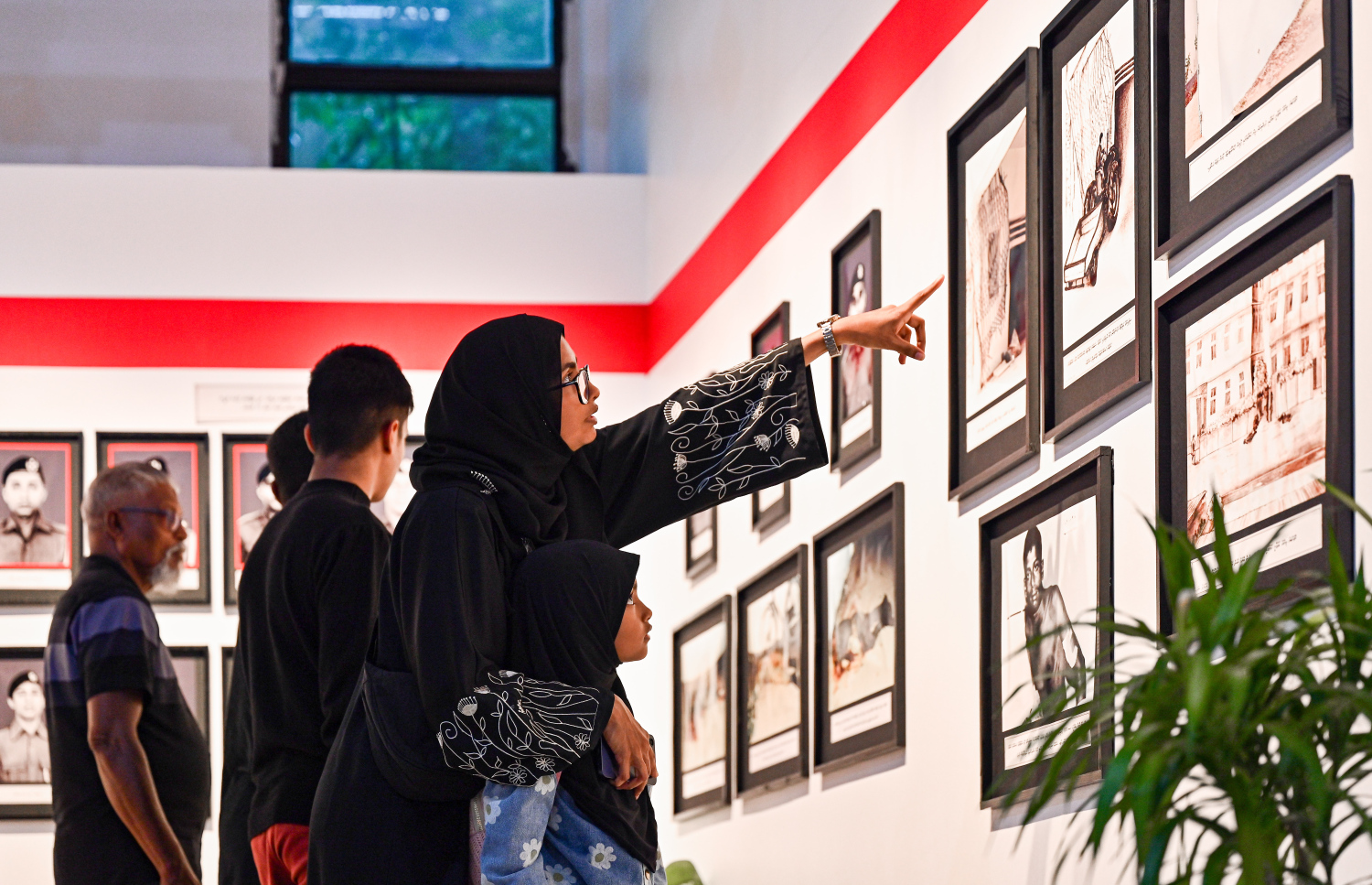 މިއަދު ފާހަގަކުރާ ނަސްރުގެ ދުވަހުގެ މުނާސަބަތުގައި ސިފައިން މިއަދު ހުޅުވި ހާއްސަ މައުރަޒުގައި ބަހަައްޓާފައި ހުރި ބައެއް ތަކެތި ބަޔަކު ބަލަނީ: .-- ފޮޓޯ: ނިޝާން އަލީ | މިހާރު