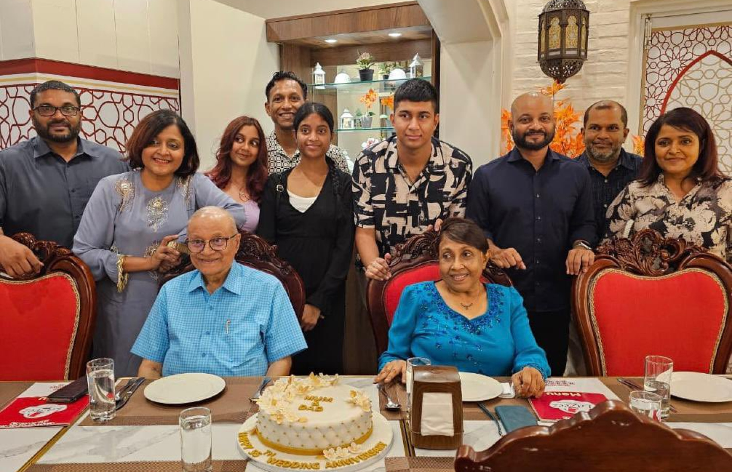 މައުމޫނާއި ނަސްރީނާގެ ކައިވެންޏަށް 55 އަހަރު ފުރުން ފާހަގަކުރުމަށް މިދިޔަ އަހަރުގެ ޖުލައި މަހު ބޭއްވި ރޭގަނޑުފެ ފަރިއްކޮޅެއްގައި އާއިލާއާ އެކު ފޮޓޯފުޅެއް ނަންގަވަނީ.