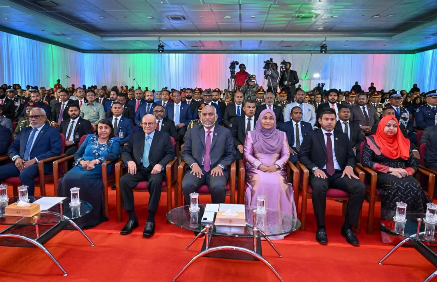 ނަސްރުގެ ދުވަސް ފާހަގަކުރަން ދަރުބާރުގޭގައި ބޭއްވި ރަސްމީ ޖަލްސާގައި ރައީސް ޑރ. މުއިއްޒުގެ ދެކަނބަލުންނާއި ކުރީގެ ރައީސް މައުމޫން އަބްދުލްގައްޔޫމްގެ ދެކަނބަލުން އަދި ސަރުކާރުގެ އިސްވެރިން ބައިވެރިވެވަޑައިގަންނަވަނީ.--- ފޮޓޯ: ރައީސް އޮފީސް