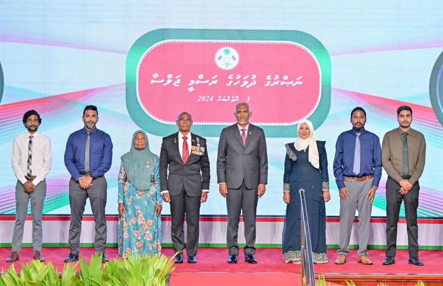ކުރީގެ ޗީފް އޮފް ޑިފެންސް ފޯސް އަދި ޑިފެންސް މިނިސްޓަރުކަން ކުރެއްވި މޫސާ ޖަލީލަށް ނިޝާން އަސްކަރީ ވެރިކަމުގެ އިއްޒަތް އެރުވުމަށް ފަހު، އޭނާ އާއި އާއިލާގެ ބޭފުޅުންނާ އެކު ރައީސް މުއިއްޒު ފޮޓޯފުޅެއް ނަންގަވަނީ.---ފޮޓޯ: ރައީސް އޮފީސް
