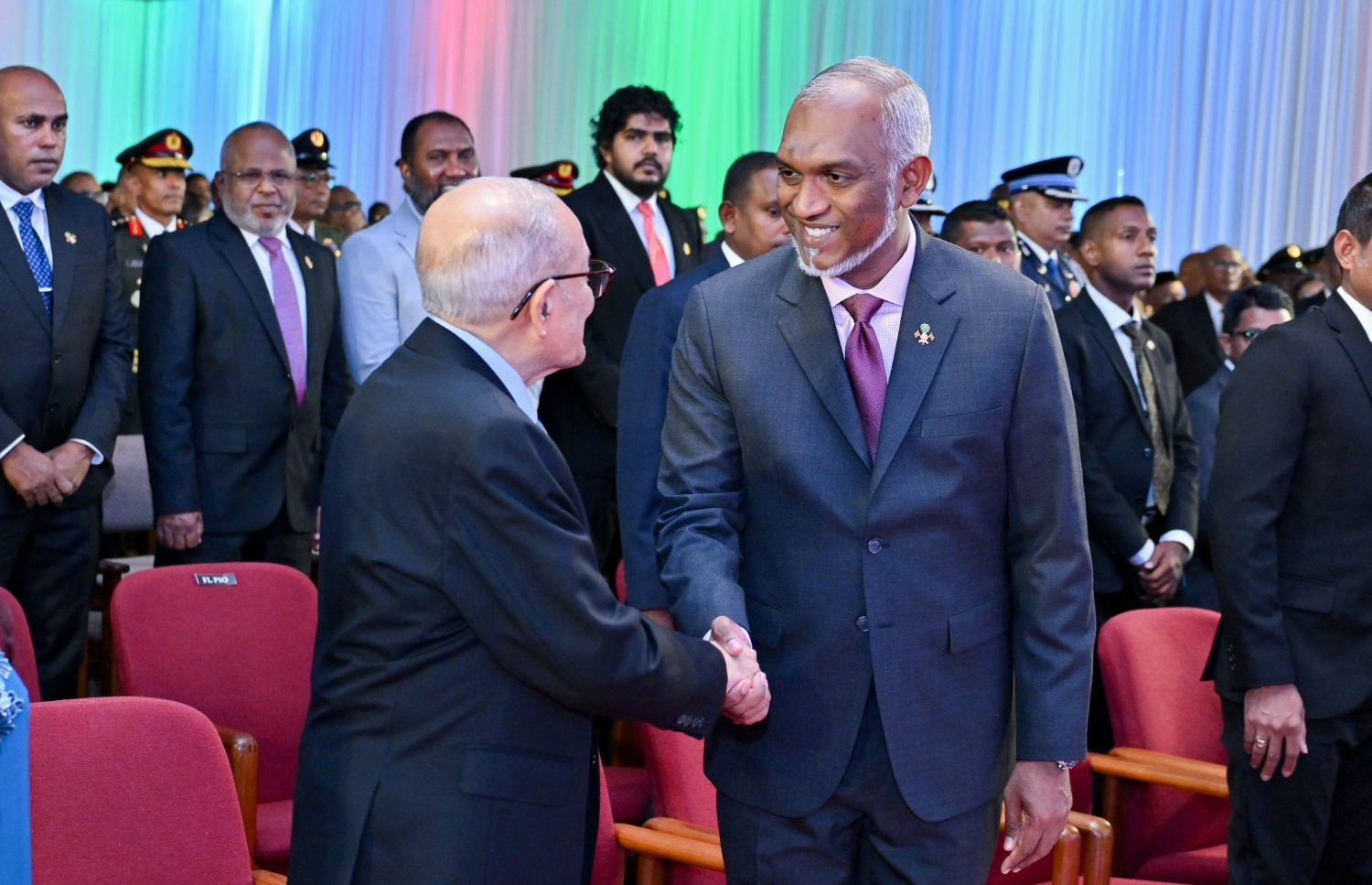 ނަސްރުގެ ދުވަހުގެ ޖަލްސާ އަށް ކުރީގެ ރައީސް މައުމޫން ވަޑައިގަތުމުން ރައީސް މުއިއްޒު މަރުހަބާ ދަންނަވަނީ.---ފޮޓޯ: ރައީސް އޮފީސް