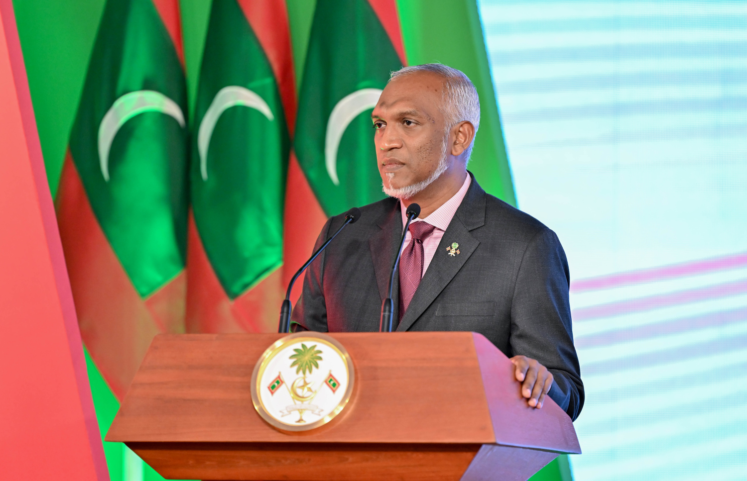 ނަސްރުގެ ދުވަސް ފާހަގަކުރަން ދަރުބާރުގޭގައި ބޭއްވި ރަސްމީ ޖަލްސާގައި ރައީސް ޑރ. މުއިއްޒު ވާހަކަފުޅު ދައްކަވަނީ.--- ފޮޓޯ: ރައީސް އޮފީސް