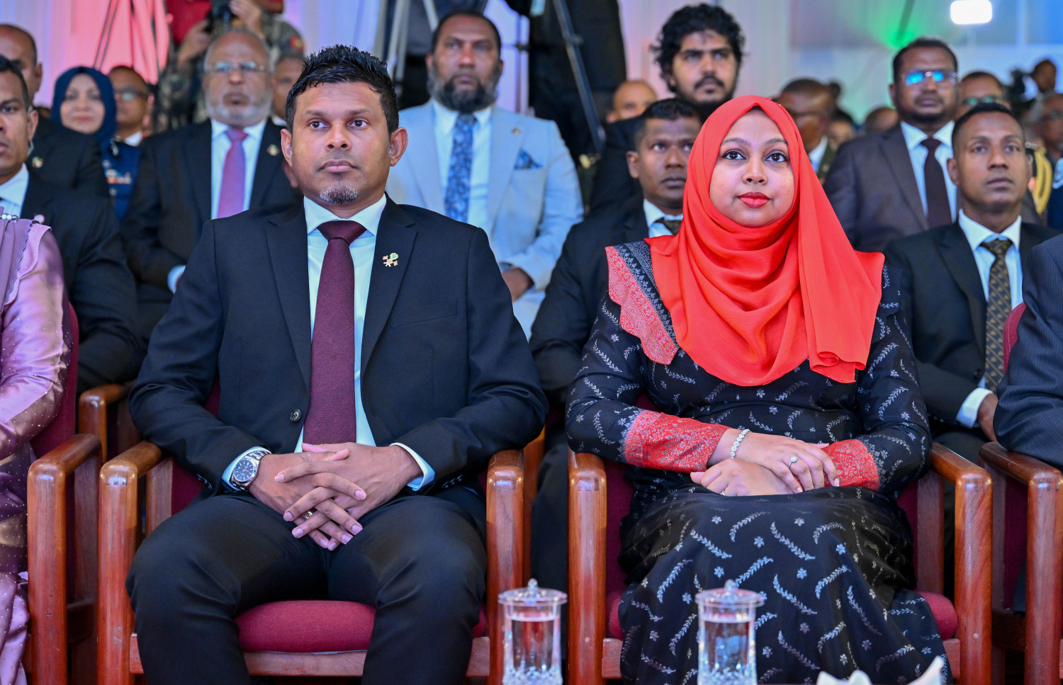 ނަސްރުގެ ދުވަސް ފާހަގަކުރަން ދަރުބާރުގޭގައި ބޭއްވި ރަސްމީ ޖަލްސާގައި ނައިބު ރައީސް ހުސެއިން މުހައްމަދު ލަތީފްގެ ދެކަނބަލުން ބައިވެރިވެވަޑައިގަންނަވަނީ.--- ފޮޓޯ: ރައީސް އޮފީސް