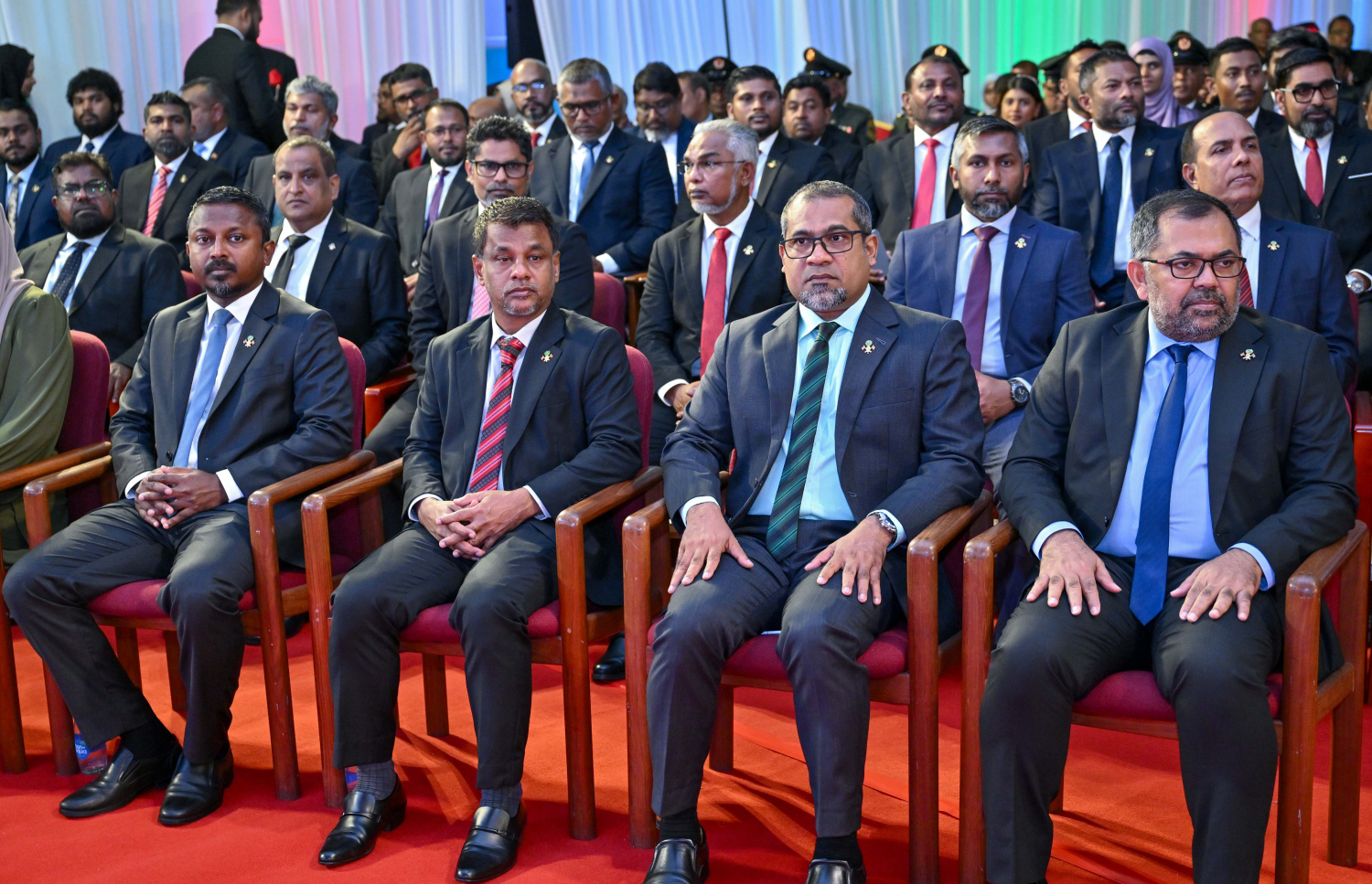 ނަސްރުގެ ދުވަސް ފާހަގަކުރަން ދަރުބާރުގޭގައި ބޭއްވި ރަސްމީ ޖަލްސާގައި ބައެއް މިނިސްޓަރުން ބައިވެރިވެވަޑައިގަންނަވަނީ.--- ފޮޓޯ: ރައީސް އޮފީސް