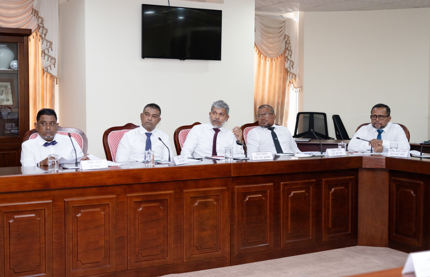 އިޖުތިމާއީ ކޮމިޓީގައި މެމްބަރުން ބައިވެރިވެވަޑައިގަންނަވަނީ.-- ފޮޓޯ: މަޖިލިސް