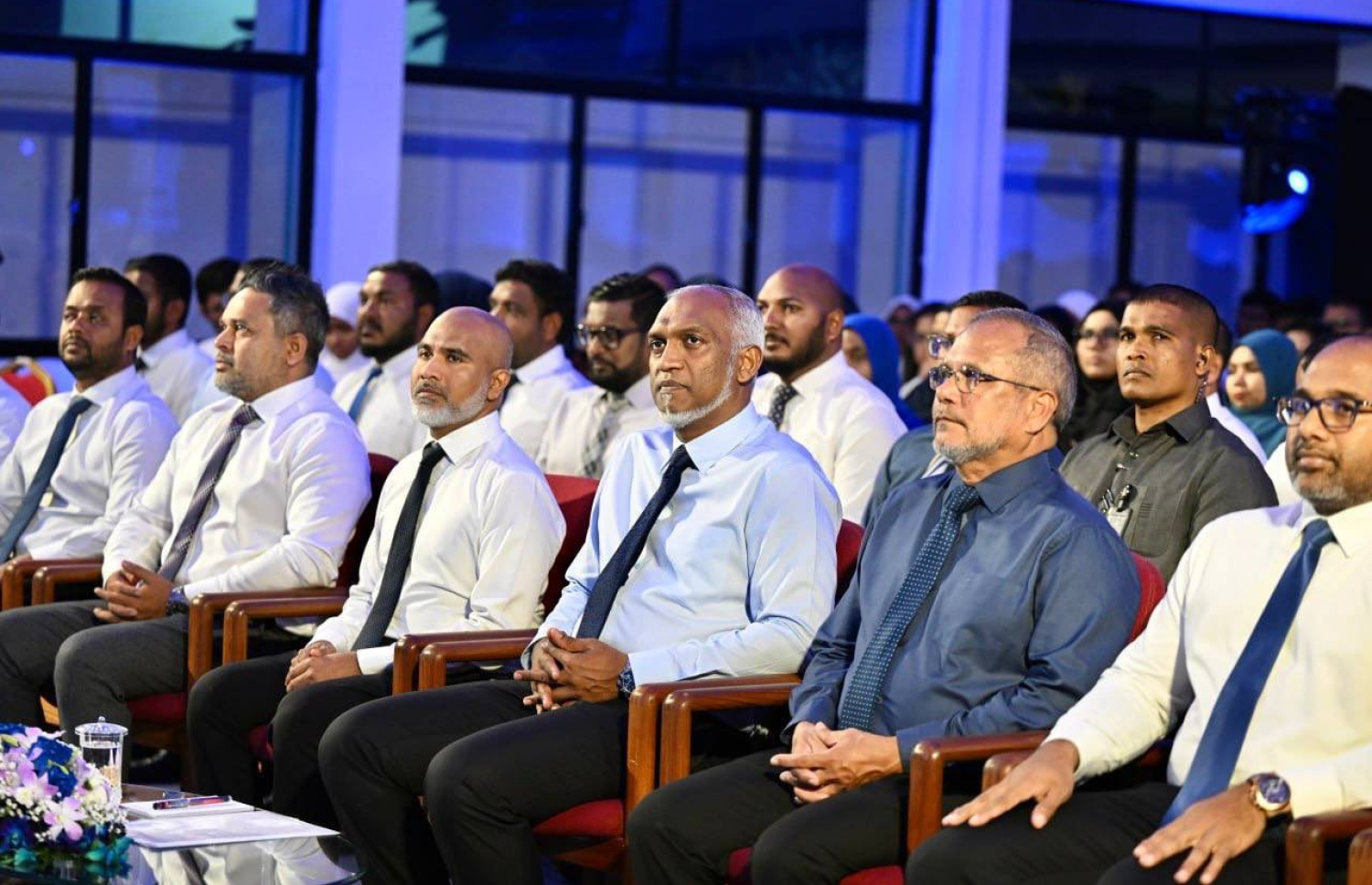 މާލެ ސީއެޗްއެސްއީ ރަސްމީކޮށް ހުޅުވުމަށް މިރޭ ބޭއްވި ޖަލްސާގައި ރައީސް ޑރ. މުހައްމަދު މުއިއްޒު އާއި އެޑިޔުކޭޝަން މިނިސްޓަރު ޑރ. އިސްމާއިލް ޝަފީއު އާއި ކެބިނެޓްގެ ބައެއް މިނިސްޓަރުން ބައިިވެރިވަނީ.-- ފޮޓޯ: ރައީސް އޮފީސް