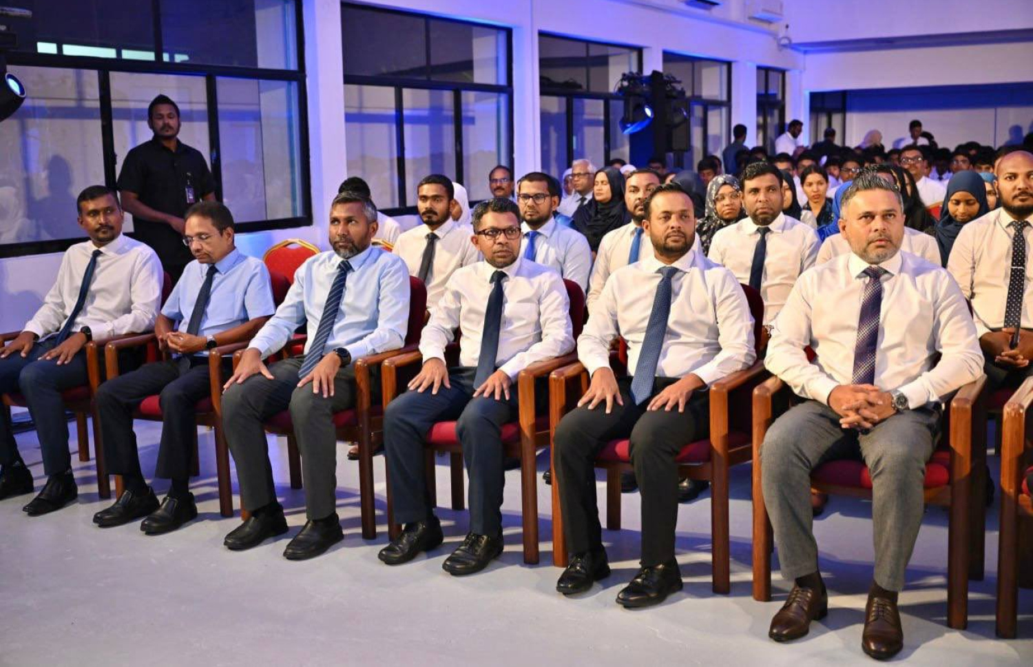 މާލެ ސީއެޗްއެސްއީ ރަސްމީކޮށް ހުޅުވުމަށް މިރޭ ބޭއްވި ޖަލްސާގައި ކެބިނެޓްގެ ބައެއް މިނިސްޓަރުންނާއި އެޑިޔުކޭޝަން މިނިސްޓްރީގެ ބޭފުޅުން ބައިިވެރިވަނީ.-- ފޮޓޯ: ރައީސް އޮފީސް