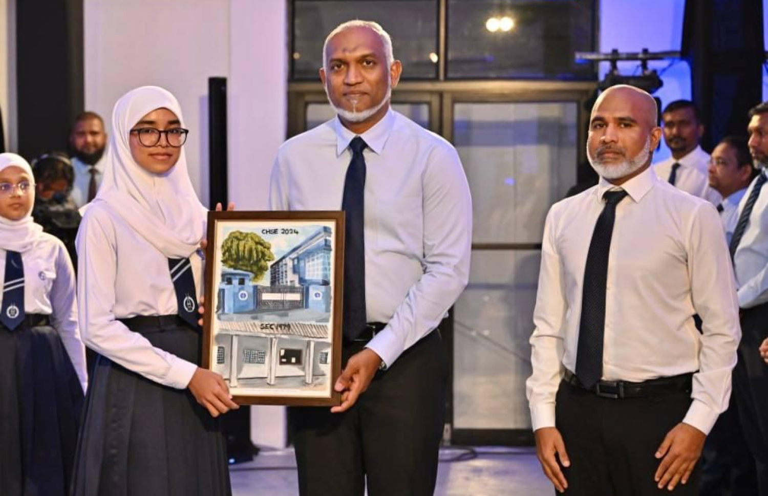 ސްކޫލު ރަސްމީކޮށް ހުޅުވުމުގެ ރަސްމިއްޔާތުގައި އެ ސްކޫލުގެ ފަރާތުން އެހާރާއި މިހާރުގެ ހަނދާނީ ރަމްޒެއް ރައީސަށް އަރުވަނީ. --ފޮޓޯ: ރައީސް އޮފީސް