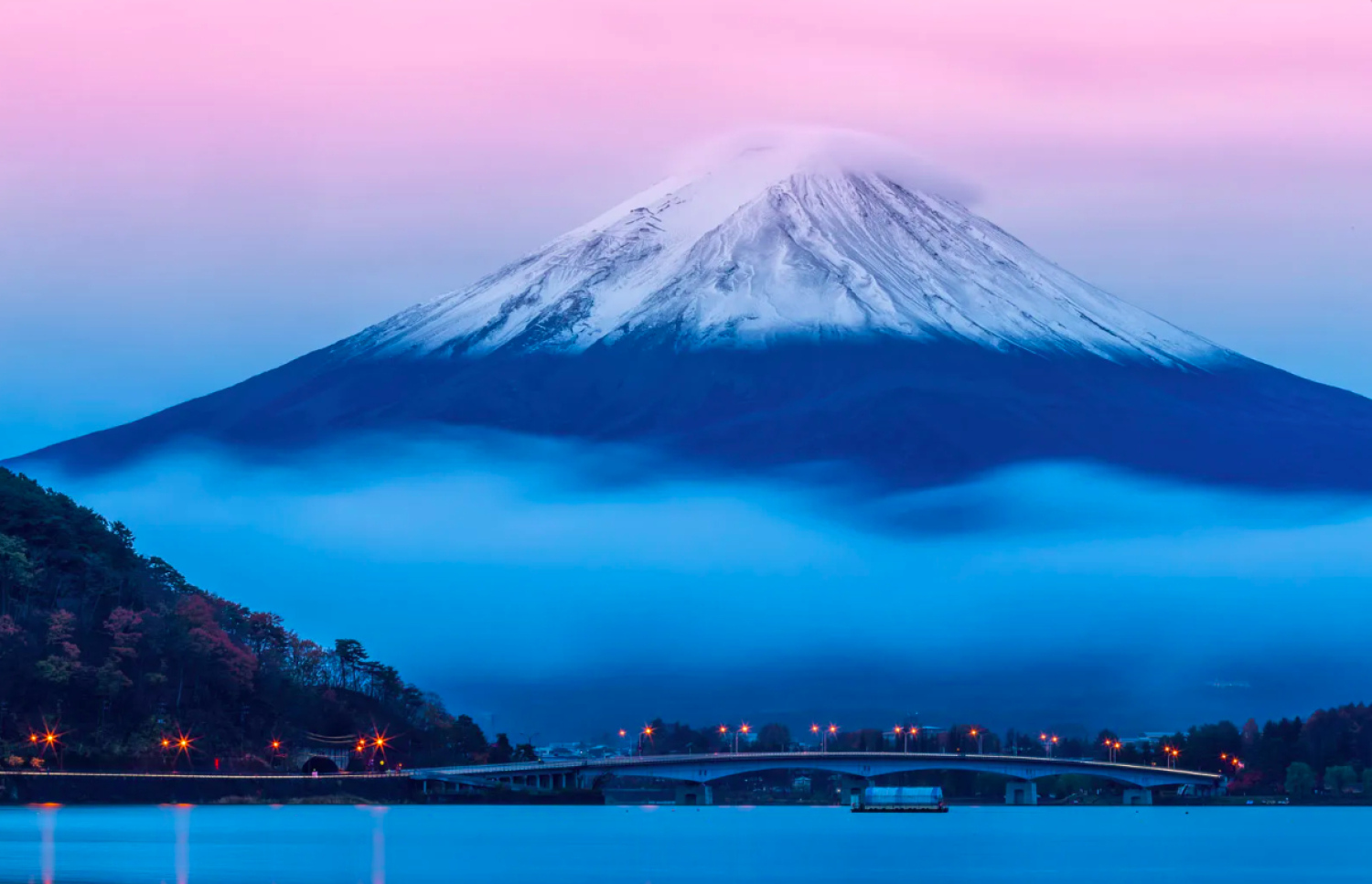 ޖަޕާނުގެ ފުޖީ ފަރުބަދައިގެ މަތީގައި ސްނޯ ހުރި އިރެއްގައި ނަގާފައިވާ ފޮޓޯއެއް.