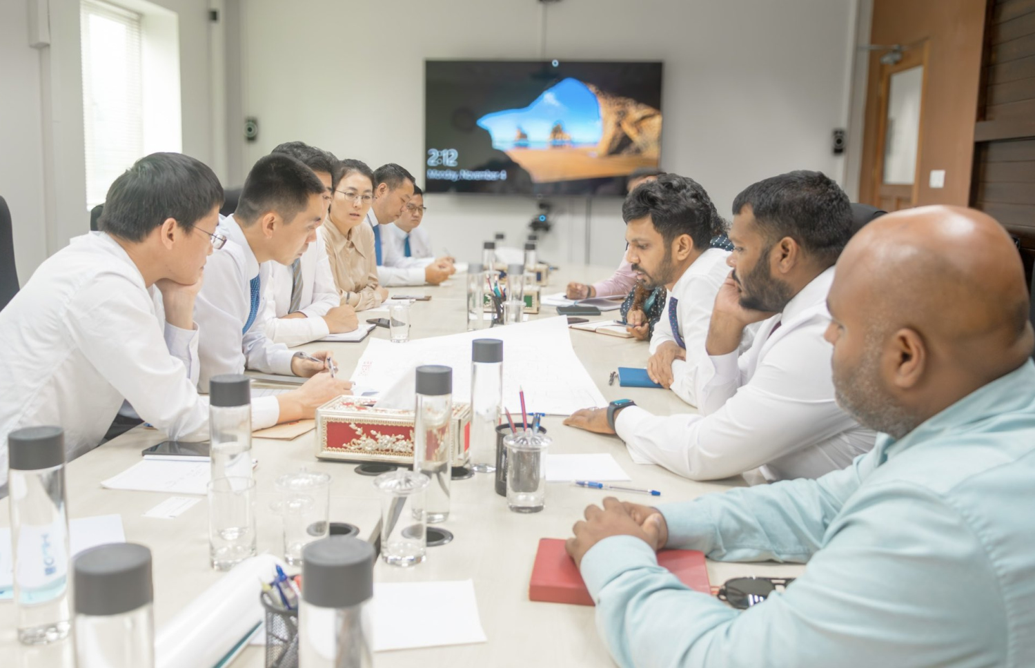 މާލެ އާއި ވިލިމާލޭގެ މަގުތައް ޒަމާނީ ފެންވަރަށް ތަރައްގީކުރަން ހަދަން ޖެހޭ ސާވޭގެ ކުރިން ކޮންސްޓްރަކްޝަން މިނިސްޓްރީގެ ބޭފުޅުންނާއި ޗައިނާ އިން އެ މަސައްކަތަށް އައި ޓީމު ބައްދަލުކުރަނީ.--