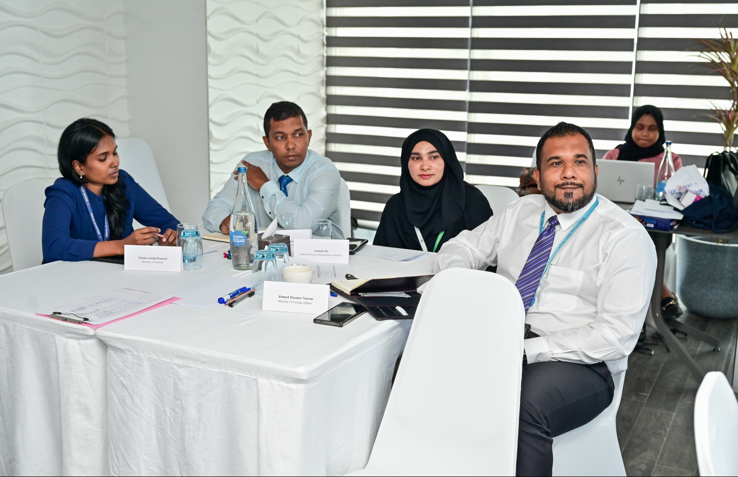 ރާއްޖޭގައި ހުންނަ އިނގިރޭސވިލާތު ހައި ކޮމިޝަނާއި ދިވެހި ސަރުކާރު ގުޅިގެން، ކުއްލި ހާލަތްތަކުގައި ހަރަކާތްތެރިވާ އިދާރާތަކަށް އަމާޒުކޮށްގެން ބޭއްވި ދެ ދުވަހުގެ ވޯކްޝޮޕް. --ފޮޓޯ: މިހާރު