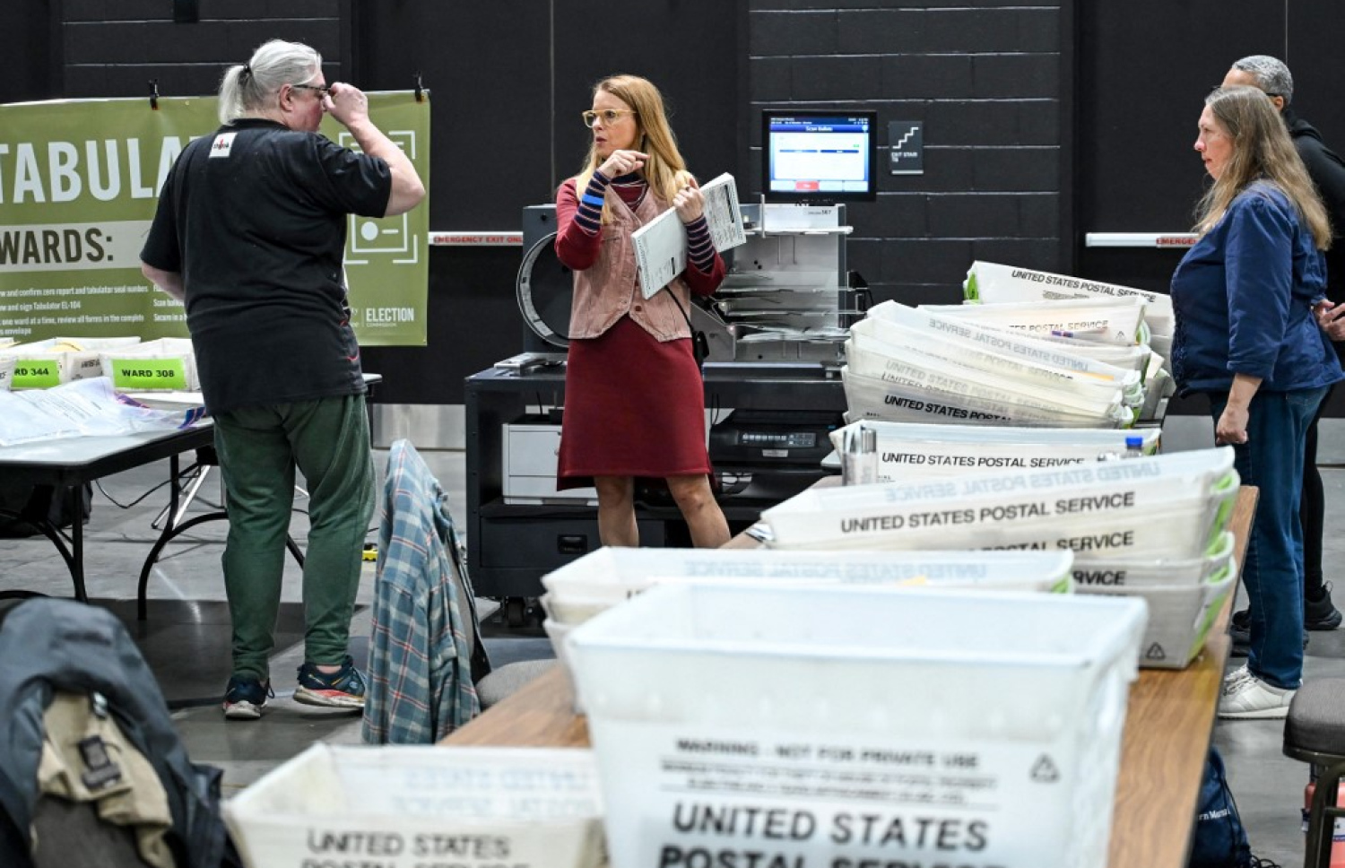 އެމެރިކާގެ ރިޔާސީ އިންތިހާބުގެ ވޯޓު ގުނުން ކުރިއަށްދަނީ: މިއީ ނަތީޖާ ލިބުން ލަސްވެދާނެ ފަހަރެއް ކަމަށް ވަނީ ބެލެވިފައި. -- ފޮޓޯ: އޭއެފްޕީ