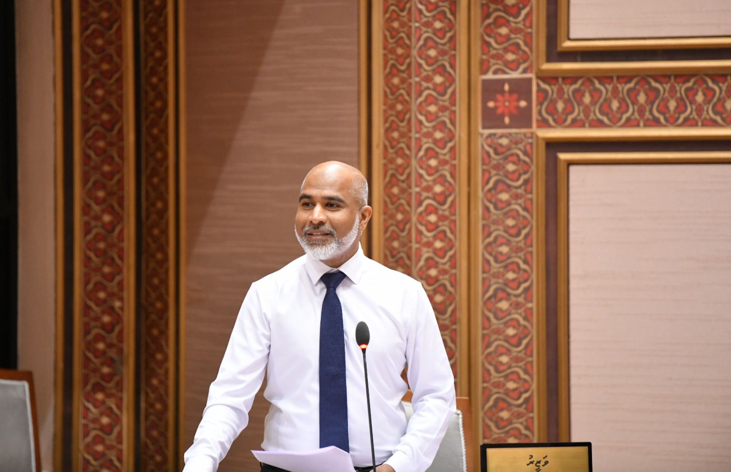 އެޑިޔުކޭޝަން މިނިސްޓަރު ޑރ. އިސްމާއިލް ޝަފީއު މަޖިލީހުގައި ވާހަކަ ދައްކަވަނީ..-- ފޮޓޯ: މަޖިލިސް