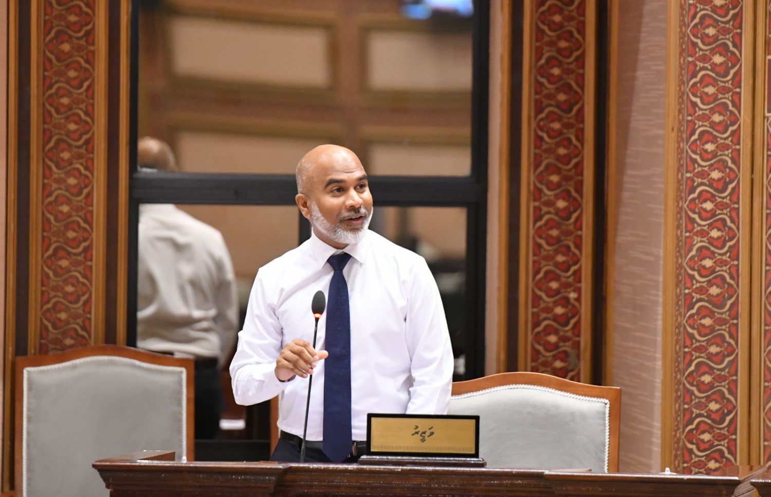 އެޑިޔުކޭޝަން މިނިސްޓަރު ޑރ. އިސްމާއިލް ޝަފީއު މަޖިލީގައި ވާހަކަ ދައްކަވަނީ.-- ފޮޓޯ: މަޖިލިސް