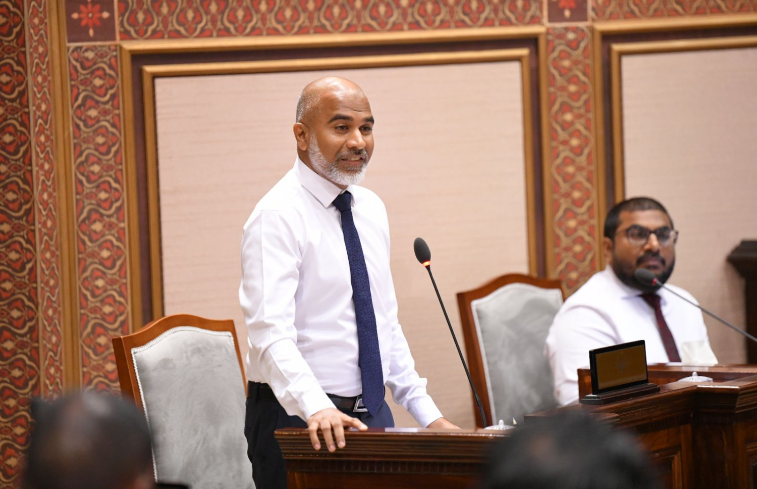 އެޑިޔުކޭޝަން މިނިސްޓަރު ޑރ. އިސްމާއިލް ޝަފީއު މަޖިލީހުގައި ވާހަކަ ދައްކަވަނީ.-- ފޮޓޯ: މަޖިލިސް