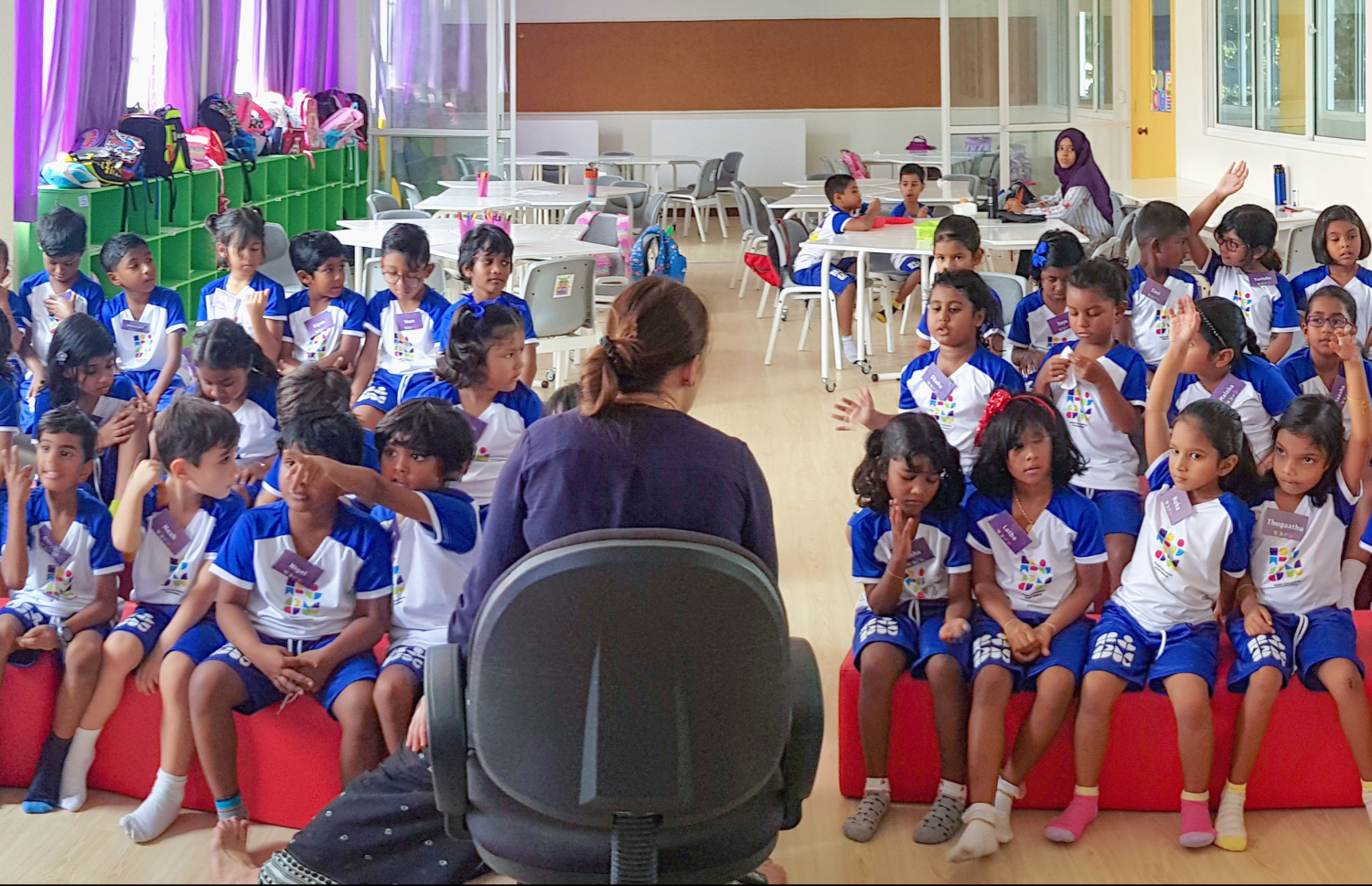 ފިންލަންޑް އިންޓަނޭޝަނަލްގެ ދަރިވަރުން ތަކެއް ކްލާސްރޫމުގައި.