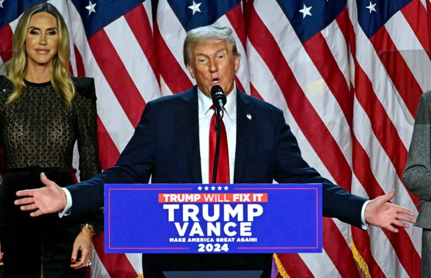 އެމެރިކާގެ އިންތިހާބީ ރައީސް ޑޮނަލްޑް ޓްރަމްޕް ކެމްޕެއިން ރެލީއެއްގައި: އޭނާ ވަނީ އަލިފާނުގެ މައްސަލައިގައި އެލްއޭގެ ވެރިންނަށް ފާޑު ވިދާޅުވެފައި. -- ފޮޓޯ: އޭއެފްޕީ